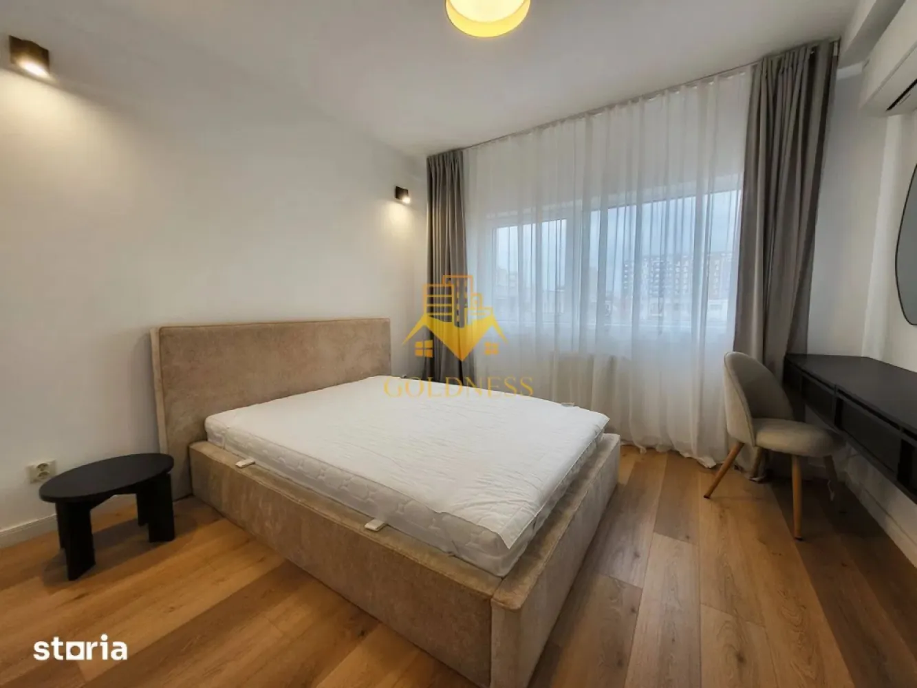 2 camere, Parcare, Piata Marasti, The Office, LIDL, Zona Avella, OMV - GOLDNESS Imobiliare vă propune spre închiriere un apartament cu 2 camere open-space, complet mobilat și utilat, la etajul 4 într-un imobil de 7 etaje, în Cartierul Marasti, Zona Piata Marasti.
Dispune de loc de parcare exterior!
Se află în apropierea stațiilor de transport în comun, magazine, restaurante, spații verzi, farmacii, etc. 

Apartamentul este compartimentat astfel:
 - dormitor cu pat matrimonial, dressing, noptiere, birou, aer conditioonat
 - living cu bucatarie open space complet utilată și mobilată, canapea extensibilă, loc de servit masa 
 - baie cu cada, calorifer port prosop și dulap pentru depozitare.
 - balcon de 5mp.

Imobilul este dotat cu toate cele necesare- centrală proprie, frigider, aragaz, hotă, mașină de spălat haine, etc. 

Dacă sunteți interesați de acest apartament și doriți să îl vizionați, dar și pentru alte oferte nu ezitați să ne contactați telefonic sau prin e-mail. Vă stăm la dispoziție!

Pentru intermediere se percepe un comision de 50% din prețul chiriei!
