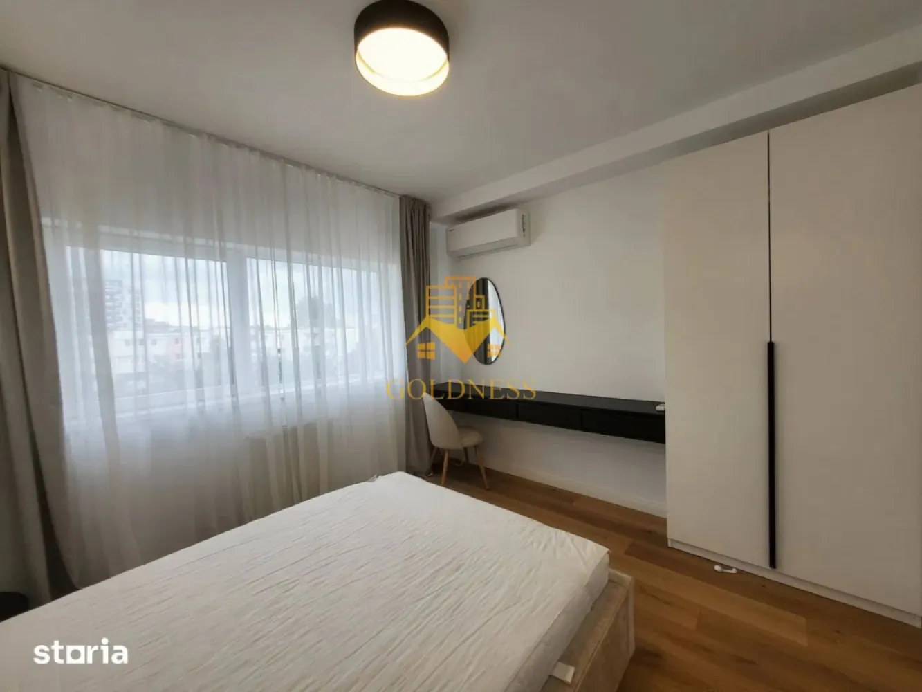 2 camere, Parcare, Piata Marasti, The Office, LIDL, Zona Avella, OMV - GOLDNESS Imobiliare vă propune spre închiriere un apartament cu 2 camere open-space, complet mobilat și utilat, la etajul 4 într-un imobil de 7 etaje, în Cartierul Marasti, Zona Piata Marasti.
Dispune de loc de parcare exterior!
Se află în apropierea stațiilor de transport în comun, magazine, restaurante, spații verzi, farmacii, etc. 

Apartamentul este compartimentat astfel:
 - dormitor cu pat matrimonial, dressing, noptiere, birou, aer conditioonat
 - living cu bucatarie open space complet utilată și mobilată, canapea extensibilă, loc de servit masa 
 - baie cu cada, calorifer port prosop și dulap pentru depozitare.
 - balcon de 5mp.

Imobilul este dotat cu toate cele necesare- centrală proprie, frigider, aragaz, hotă, mașină de spălat haine, etc. 

Dacă sunteți interesați de acest apartament și doriți să îl vizionați, dar și pentru alte oferte nu ezitați să ne contactați telefonic sau prin e-mail. Vă stăm la dispoziție!

Pentru intermediere se percepe un comision de 50% din prețul chiriei!