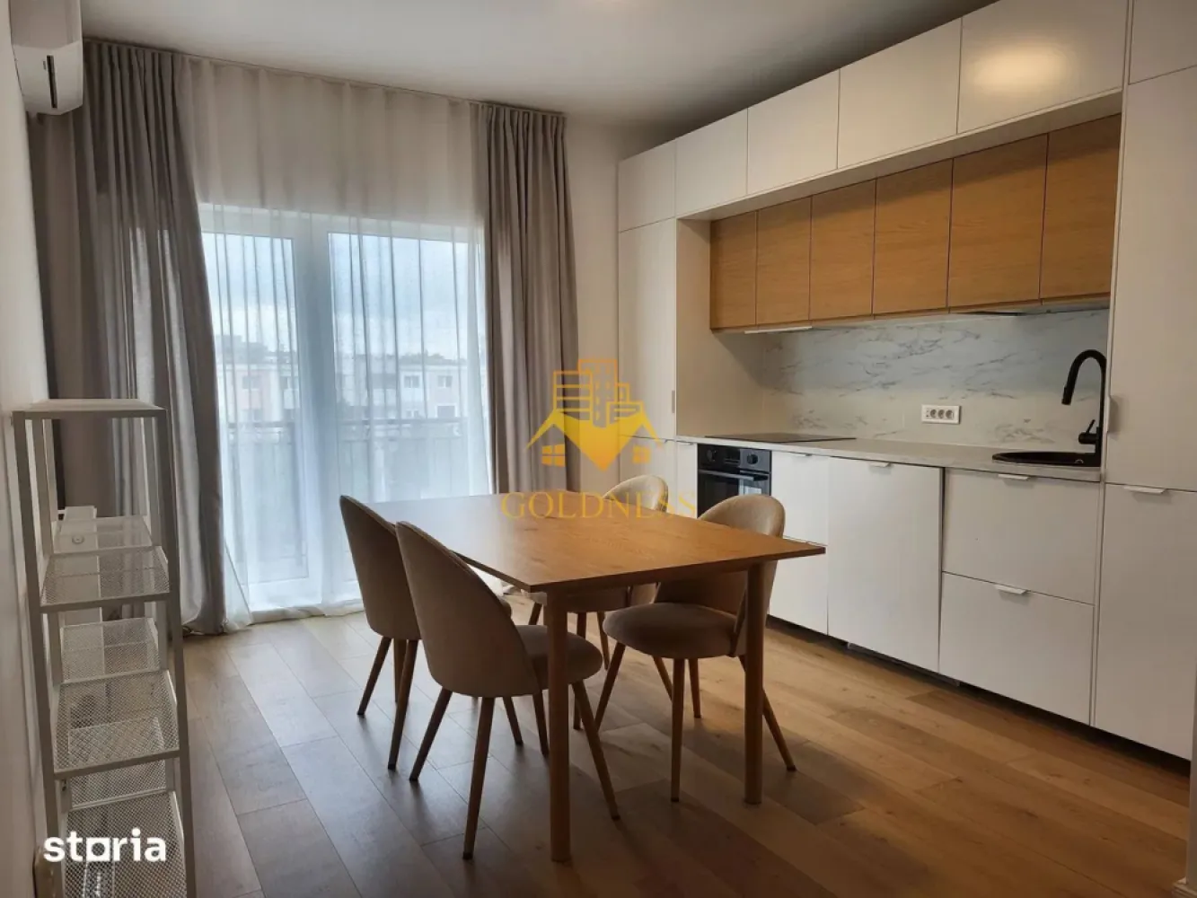 2 camere, Parcare, Piata Marasti, The Office, LIDL, Zona Avella, OMV - GOLDNESS Imobiliare vă propune spre închiriere un apartament cu 2 camere open-space, complet mobilat și utilat, la etajul 4 într-un imobil de 7 etaje, în Cartierul Marasti, Zona Piata Marasti.
Dispune de loc de parcare exterior!
Se află în apropierea stațiilor de transport în comun, magazine, restaurante, spații verzi, farmacii, etc. 

Apartamentul este compartimentat astfel:
 - dormitor cu pat matrimonial, dressing, noptiere, birou, aer conditioonat
 - living cu bucatarie open space complet utilată și mobilată, canapea extensibilă, loc de servit masa 
 - baie cu cada, calorifer port prosop și dulap pentru depozitare.
 - balcon de 5mp.

Imobilul este dotat cu toate cele necesare- centrală proprie, frigider, aragaz, hotă, mașină de spălat haine, etc. 

Dacă sunteți interesați de acest apartament și doriți să îl vizionați, dar și pentru alte oferte nu ezitați să ne contactați telefonic sau prin e-mail. Vă stăm la dispoziție!

Pentru intermediere se percepe un comision de 50% din prețul chiriei!