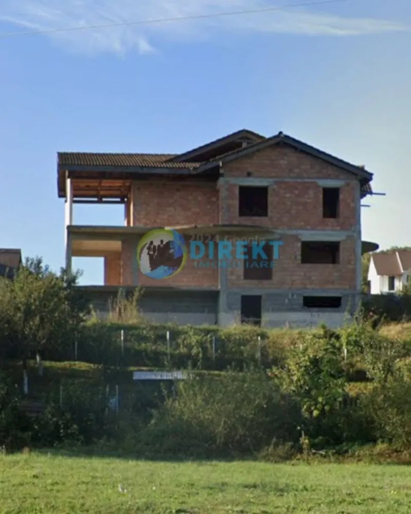Casă la roșu de vânzare – Strada Ghinzii - Vă propunem spre vânzare o casă spațioasă, aflată la stadiul de roșu, situată într-o zonă liniștită și apreciată de pe strada Ghinzii, ideală pentru o familie care își dorește confort, spațiu și intimitate.

🏡 Suprafață utilă: 240 mp
🌳 Teren aferent: 900 mp

Imobilul oferă posibilitatea amenajării după propriul gust și nevoi, având un potențial excelent pentru o locuință familială modernă. Suprafața generoasă permite compartimentări eficiente, zone de relaxare, grădină, terasă sau spațiu de joacă pentru copii.

✔️ Zonă liniștită
✔️ Ideală pentru familie
✔️ Curte generoasă
✔️ Acces facil către oraș

Pentru mai multe detalii sau programarea unei vizionări, vă stăm la dispoziție.