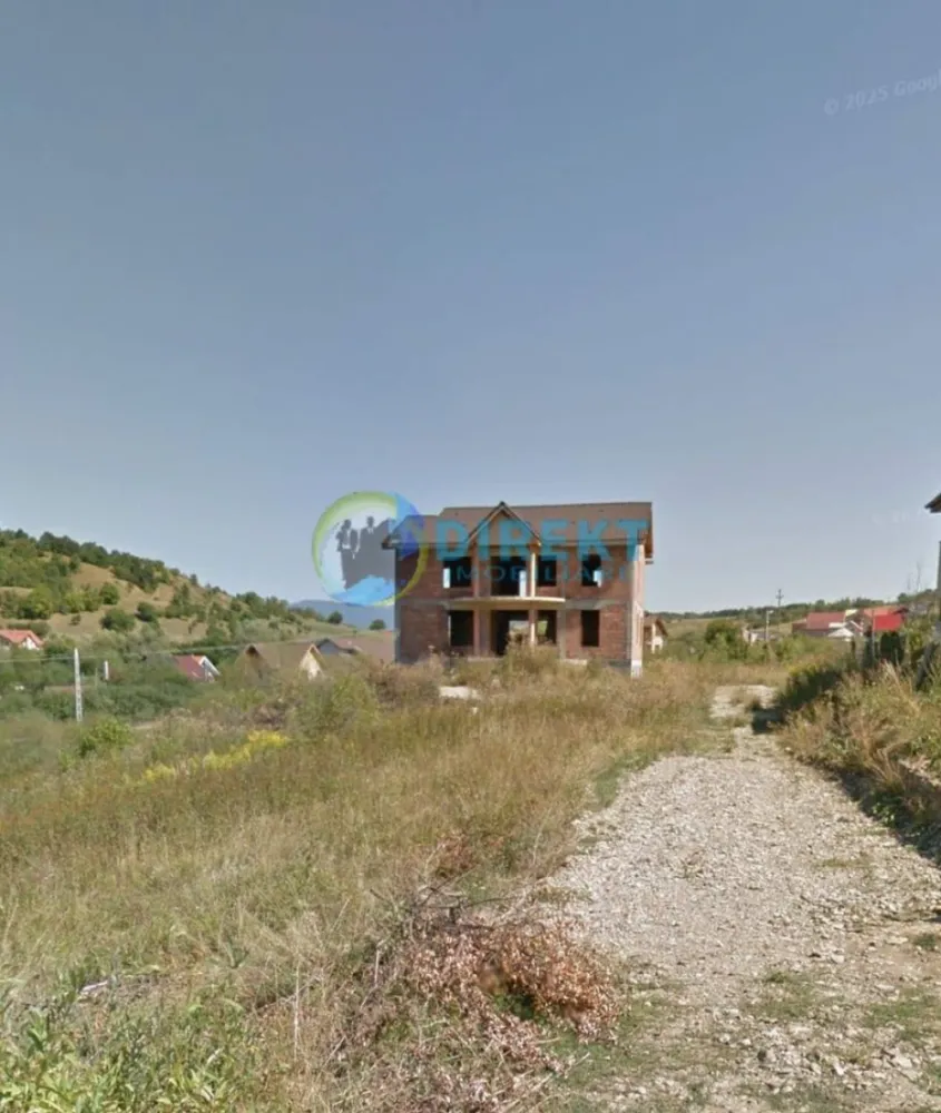 Casă la roșu de vânzare – Strada Ghinzii - Vă propunem spre vânzare o casă spațioasă, aflată la stadiul de roșu, situată într-o zonă liniștită și apreciată de pe strada Ghinzii, ideală pentru o familie care își dorește confort, spațiu și intimitate.

🏡 Suprafață utilă: 240 mp
🌳 Teren aferent: 900 mp

Imobilul oferă posibilitatea amenajării după propriul gust și nevoi, având un potențial excelent pentru o locuință familială modernă. Suprafața generoasă permite compartimentări eficiente, zone de relaxare, grădină, terasă sau spațiu de joacă pentru copii.

✔️ Zonă liniștită
✔️ Ideală pentru familie
✔️ Curte generoasă
✔️ Acces facil către oraș

Pentru mai multe detalii sau programarea unei vizionări, vă stăm la dispoziție.