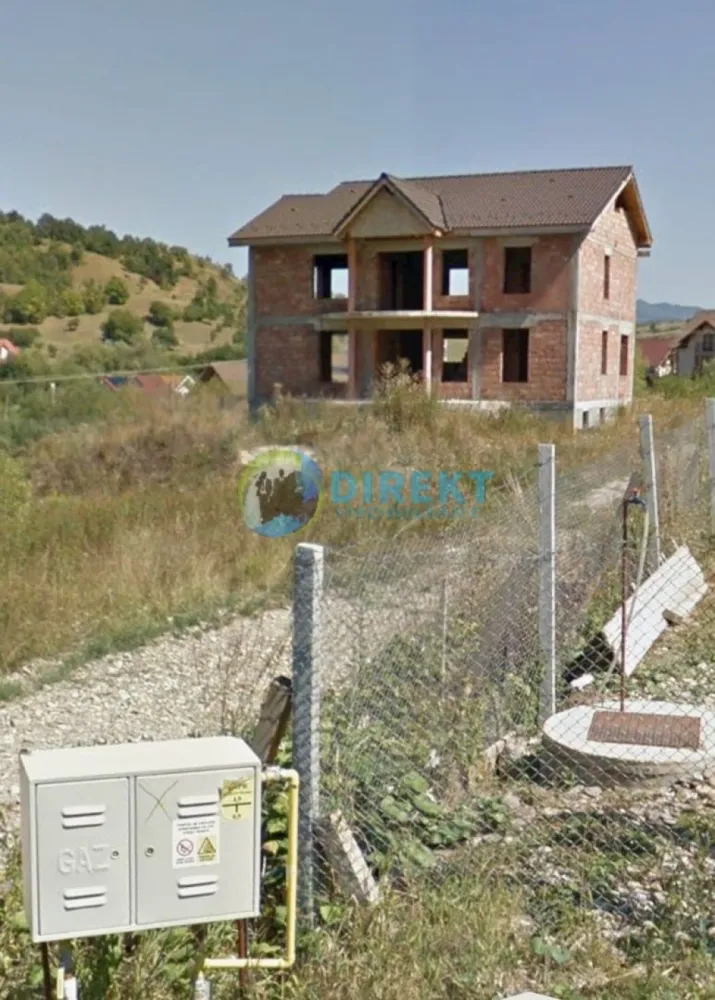 Casă la roșu de vânzare – Strada Ghinzii - Vă propunem spre vânzare o casă spațioasă, aflată la stadiul de roșu, situată într-o zonă liniștită și apreciată de pe strada Ghinzii, ideală pentru o familie care își dorește confort, spațiu și intimitate.

🏡 Suprafață utilă: 240 mp
🌳 Teren aferent: 900 mp

Imobilul oferă posibilitatea amenajării după propriul gust și nevoi, având un potențial excelent pentru o locuință familială modernă. Suprafața generoasă permite compartimentări eficiente, zone de relaxare, grădină, terasă sau spațiu de joacă pentru copii.

✔️ Zonă liniștită
✔️ Ideală pentru familie
✔️ Curte generoasă
✔️ Acces facil către oraș

Pentru mai multe detalii sau programarea unei vizionări, vă stăm la dispoziție.