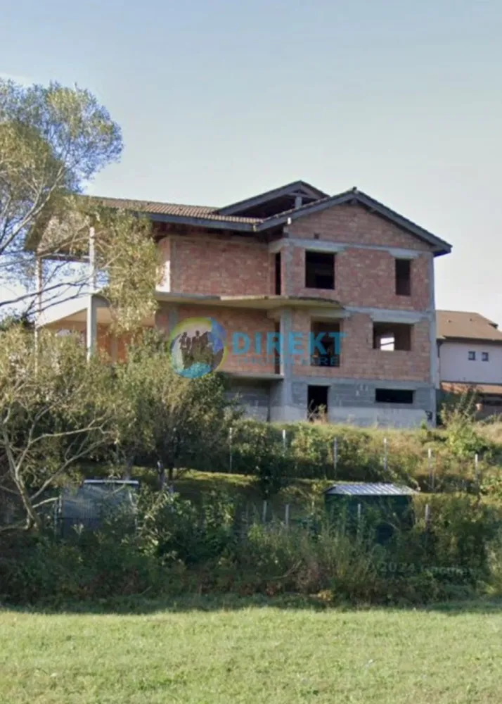 Casă la roșu de vânzare – Strada Ghinzii - Vă propunem spre vânzare o casă spațioasă, aflată la stadiul de roșu, situată într-o zonă liniștită și apreciată de pe strada Ghinzii, ideală pentru o familie care își dorește confort, spațiu și intimitate.

🏡 Suprafață utilă: 240 mp
🌳 Teren aferent: 900 mp

Imobilul oferă posibilitatea amenajării după propriul gust și nevoi, având un potențial excelent pentru o locuință familială modernă. Suprafața generoasă permite compartimentări eficiente, zone de relaxare, grădină, terasă sau spațiu de joacă pentru copii.

✔️ Zonă liniștită
✔️ Ideală pentru familie
✔️ Curte generoasă
✔️ Acces facil către oraș

Pentru mai multe detalii sau programarea unei vizionări, vă stăm la dispoziție.