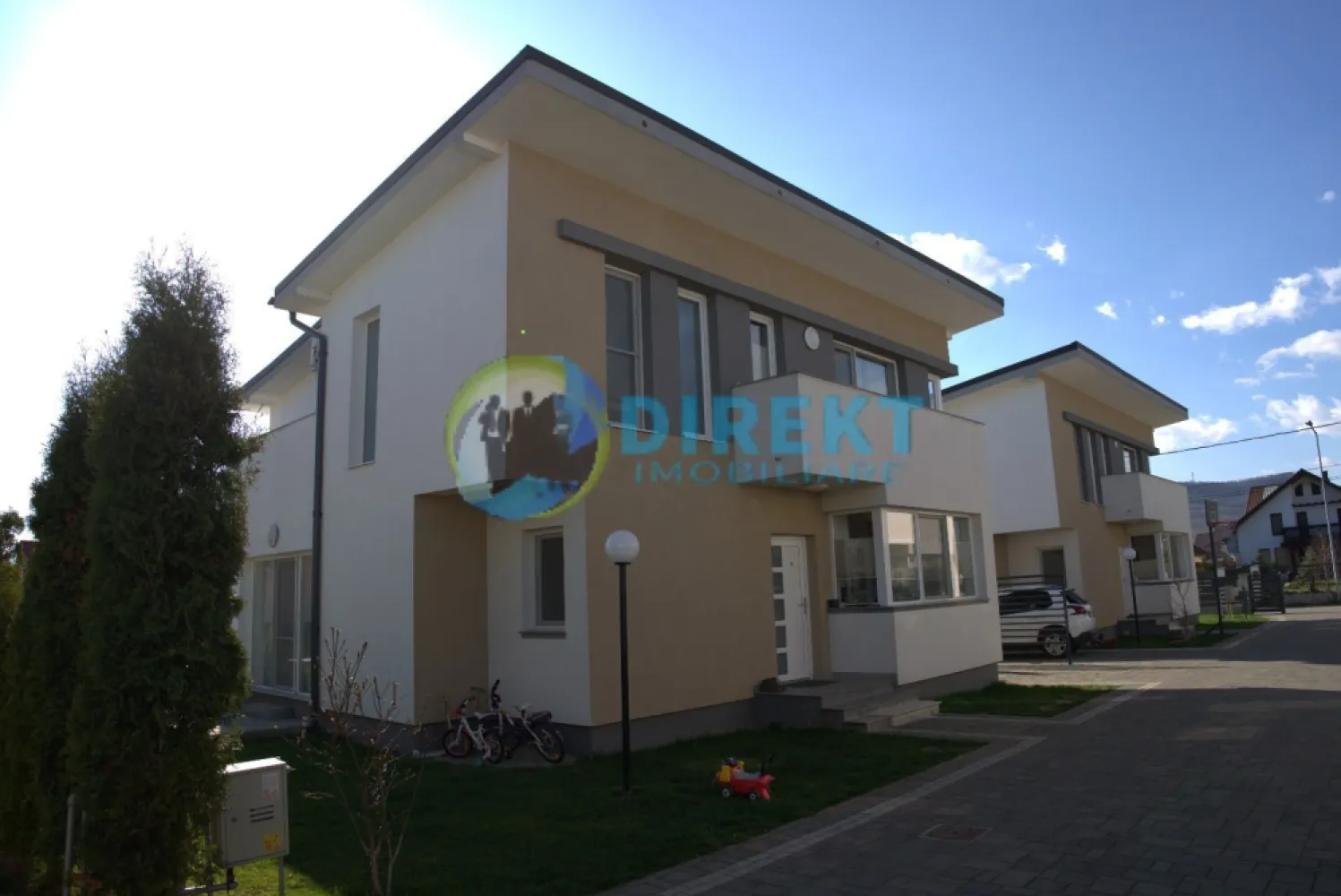 Casa individuala de inchiriat , zona Unirea - Agentia Direkt Imobiliare propune spre inchiriere casa individuala , situata in zona Unirea .

Imobilul are o suprafata de 120 mp , este compusa din la parter bucatarie si living open space , baie , iesire pe terasa , iar la etaj 3 dormitoare , baie , terasa exterioara ,loc de parcare .
Mobilata si utilata in totalitate . 

Disponibila spre inchiriere din 01.06.2026