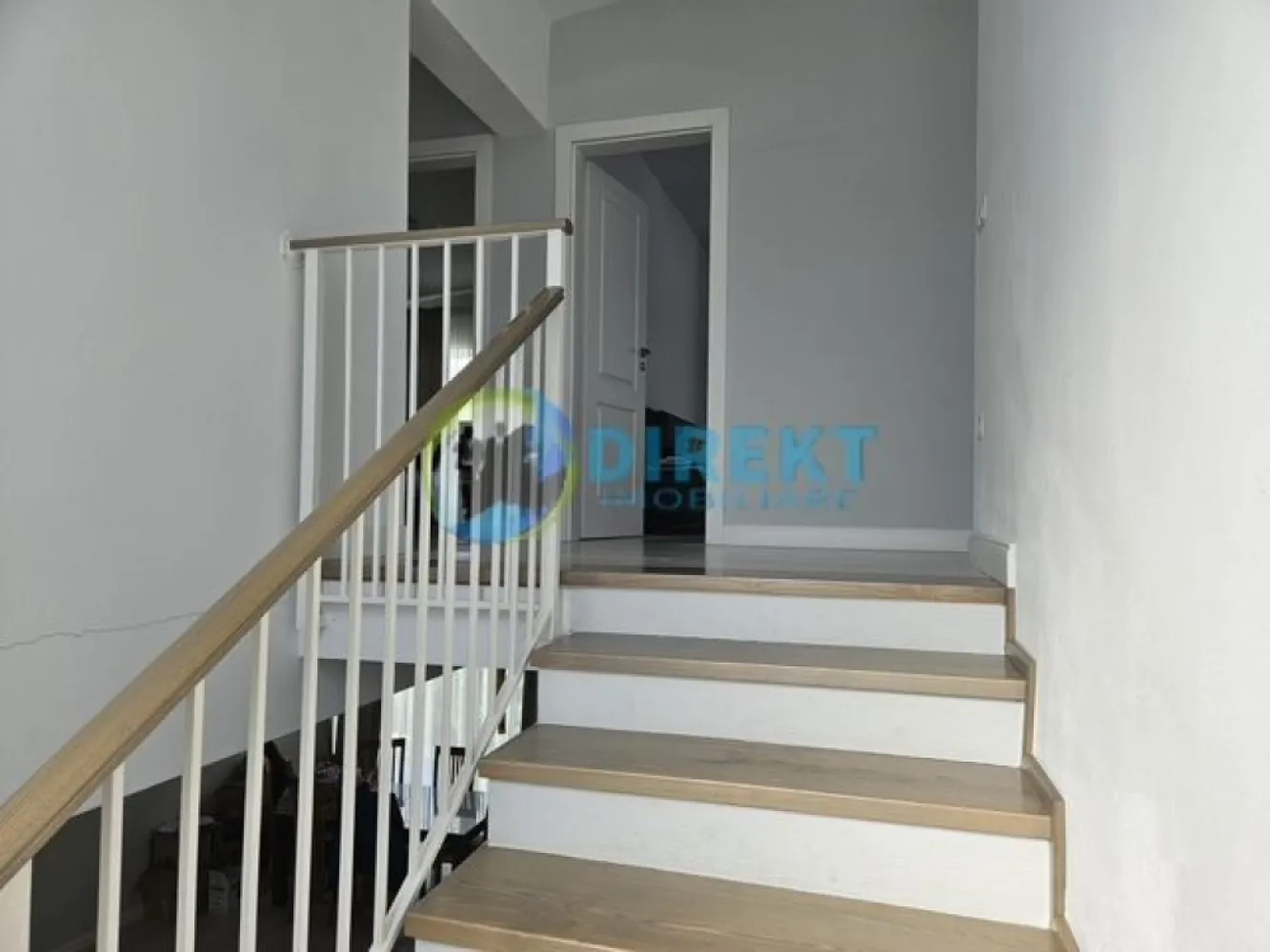 Casa individuala de inchiriat , zona Unirea - Agentia Direkt Imobiliare propune spre inchiriere casa individuala , situata in zona Unirea .

Imobilul are o suprafata de 120 mp , este compusa din la parter bucatarie si living open space , baie , iesire pe terasa , iar la etaj 3 dormitoare , baie , terasa exterioara ,loc de parcare .
Mobilata si utilata in totalitate . 

Disponibila spre inchiriere din 01.06.2026
