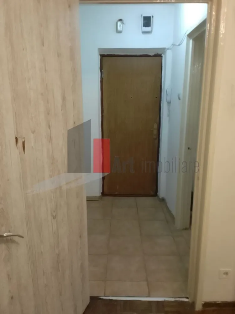 garsoniera Drumul Taberei - Drumul Taberei, Plaza Romania, parter/10, cu balcon, confort 1, semidecomandata, mobilata tineresc, utilata complet, foarte curata, libera. Blocul este anvelopat si se afla langa statia tramvai 41, STB, metrou Parc dr taberei, in apropiere de Plaza, Lidl, parc si piata Moghioros