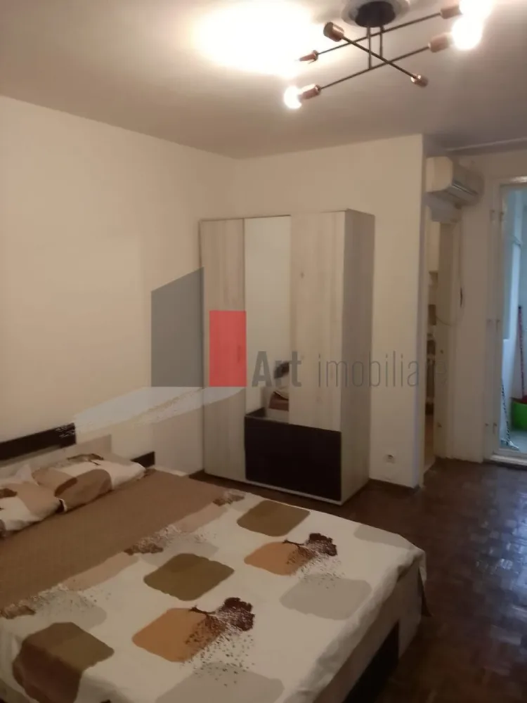 garsoniera Drumul Taberei - Drumul Taberei, Plaza Romania, parter/10, cu balcon, confort 1, semidecomandata, mobilata tineresc, utilata complet, foarte curata, libera. Blocul este anvelopat si se afla langa statia tramvai 41, STB, metrou Parc dr taberei, in apropiere de Plaza, Lidl, parc si piata Moghioros