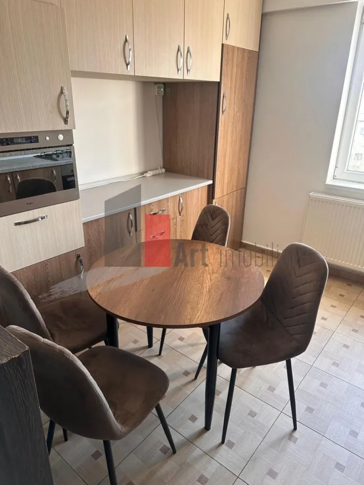 Apartament 3 camere de inchiriat zona Metrou Dristor - Te invităm să descoperi un apartament primitor, recent igienizat, pregătit să devină noul tău cămin. Situat la doar 4 minute de mers pe jos până la stația de metrou Dristor, acest apartament cu 3 camere decomandat, îți oferă confortul de care ai nevoie, exact acolo unde contează.

Locuința este complet mobilată și utilată – nu îți lipsește absolut nimic. Tot ce ai de făcut este să-ți aduci hainele și să te instalezi.

Cu multiple spații de depozitare inteligente, apartamentul este ideal pentru cei care apreciază atât funcționalitatea, cât și ordinea. Fie că lucrezi de acasă sau ai nevoie de un spațiu de relaxare, fiecare cameră e pregătită să se adapteze stilului tău de viață.

Nu rata ocazia de a locui într-o zonă excelent conectată, într-un apartament care îți oferă tot ce ai nevoie de la prima zi.