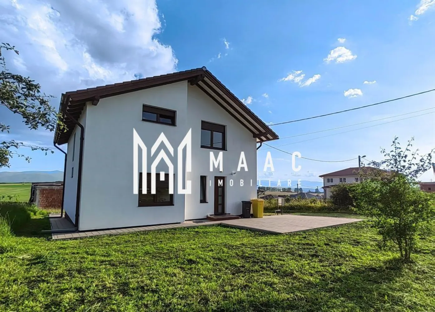 Casa individuala | Teren 370 MP | 5 camere | Bavaria - MAAC Imobiliare vă propune spre vânzare o casă individuală cu panoramă spectaculoasă, amplasată în cartierul rezidențial Bavaria. Compartimentare Interioară: Parter Hol de acces. Scară cu spațiu de depozitare (debara) integrat. Baie cu fereastră pentru lumină naturală. Living luminos, cu zonă dedicată diningului. Cameră ideală ca birou sau dormitor de oaspeți. Bucătărie complet mobilată și utilată. Terasă cu vedere către Munții Făgăraș. Etaj Hol de acces către dormitoare. 3 dormitoare spațioase (două cu panoramă către munți). Baie complet utilată, dotată cu cadă și duș walk-in. Pod de aproximativ 30 mp. Amenajări exterioare: Trotuare pavate în jurul întregii case. Zonă de parcare amenajată cu pavaj. Curte ce poate fi reorganizată sau extinsă după preferințe. Construcție & materiale: Casă finalizată în 2016. Zidărie din cărămidă Cemacon Evoceramic 44. Ferestre termopan marca Rehau. Țiglă ceramică Bramac. Centrală termică în condensare. Utilități & conectivitate: Toate utilitățile disponibile: apă, gaz, curent, canalizare. Internet prin fibră optică. Securitate & acces: Acces în cartier cu barieră. Pază și monitorizare 24/7. Drum privat și iluminat stradal complet. Posibilitate de extindere Terenul permite extinderea curții sau reconfigurarea spațiului exterior în funcție de nevoi. Pentru mai multe detalii precizati telefonic ca ati vazut anuntul cu ID: CP1784401 }}