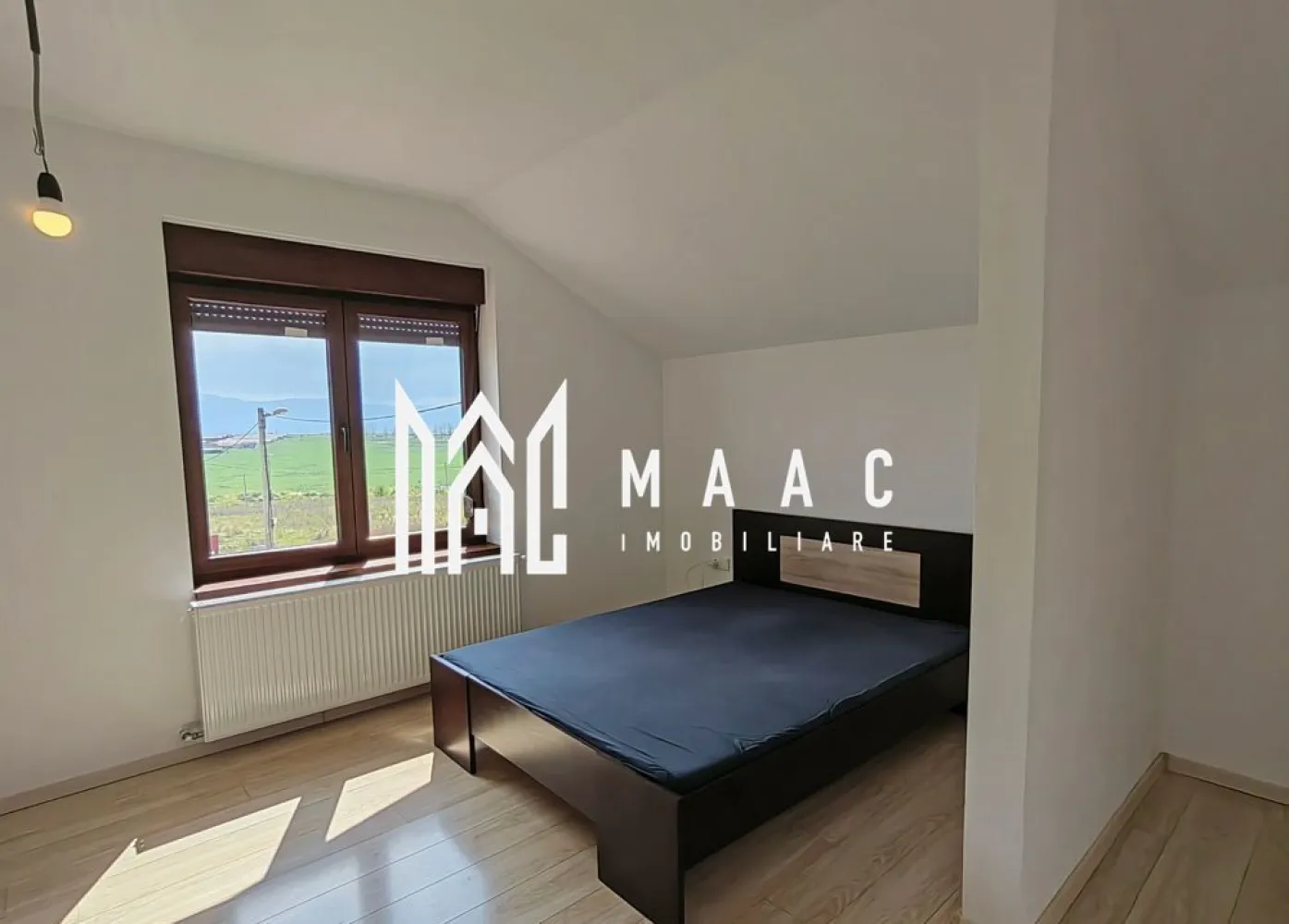 Casa individuala | Teren 370 MP | 5 camere | Bavaria - MAAC Imobiliare vă propune spre vânzare o casă individuală cu panoramă spectaculoasă, amplasată în cartierul rezidențial Bavaria. Compartimentare Interioară: Parter Hol de acces. Scară cu spațiu de depozitare (debara) integrat. Baie cu fereastră pentru lumină naturală. Living luminos, cu zonă dedicată diningului. Cameră ideală ca birou sau dormitor de oaspeți. Bucătărie complet mobilată și utilată. Terasă cu vedere către Munții Făgăraș. Etaj Hol de acces către dormitoare. 3 dormitoare spațioase (două cu panoramă către munți). Baie complet utilată, dotată cu cadă și duș walk-in. Pod de aproximativ 30 mp. Amenajări exterioare: Trotuare pavate în jurul întregii case. Zonă de parcare amenajată cu pavaj. Curte ce poate fi reorganizată sau extinsă după preferințe. Construcție & materiale: Casă finalizată în 2016. Zidărie din cărămidă Cemacon Evoceramic 44. Ferestre termopan marca Rehau. Țiglă ceramică Bramac. Centrală termică în condensare. Utilități & conectivitate: Toate utilitățile disponibile: apă, gaz, curent, canalizare. Internet prin fibră optică. Securitate & acces: Acces în cartier cu barieră. Pază și monitorizare 24/7. Drum privat și iluminat stradal complet. Posibilitate de extindere Terenul permite extinderea curții sau reconfigurarea spațiului exterior în funcție de nevoi. Pentru mai multe detalii precizati telefonic ca ati vazut anuntul cu ID: CP1784401 }}