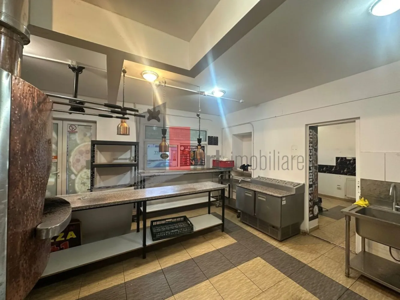 Spatiu Comercial Bucurestii Noi, Dotat si pretabil pentru HoReCa - Închiriere Spațiu Comercial – Bucureștii Noi | Dotat Fast-Food | Vitrină Stradală | Curent Trifazic

Se oferă spre închiriere un spațiu comercial situat strategic în zona Bucureștii Noi, o locație cu vad comercial activ și vizibilitate excelentă. Spațiul are o suprafață de 61 mp și este configurat special pentru activități de tip fast-food, bistro sau catering, oferind viitorului chiriaș avantajul unei porniri rapide a afacerii.

Proprietatea beneficiază de dotări tehnice profesionale și de avantajul major al unei locații cu intrare directă din stradă, fiind ideală pentru cei care caută un spațiu gata de utilizare care să îndeplinească normele specifice alimentației publice.

Detalii spațiu:

Suprafață utilă de 61 mp optim distribuită între zona de servire și cea de producție

Localizare cu intrare directă din stradă pentru acces facil clienți și aprovizionare

Vitrină generoasă ce oferă o vizibilitate maximă și expunere publicitară excelentă

Compartimentare funcțională adaptată fluxului de lucru pentru preparare alimente

Spațiu pregătit pentru utilizare imediată, igienizat și bine întreținut

Utilități și facilități:

Curent trifazic instalat pentru a susține echipamente profesionale de mare putere

Dotat cu hotă industrială și sistem de extracție profesional deja montat

Include mese de lucru din inox necesare procesului de producție

Toate utilitățile disponibile respectiv apă, gaz, curent și canalizare

Grup sanitar propriu echipat conform normelor sanitare în vigoare

Avantaje:

Localizare excelentă în Bucureștii Noi, zonă în plină dezvoltare cu flux pietonal

Concept ready-to-use ce reduce semnificativ costurile inițiale de amenajare

Independență operațională datorită dotărilor tehnice de tip industrial incluse

Proximitate față de stații de metrou și mijloace de transport pentru livrări rapide

Vizibilitate stradală sporită într-un cartier cu o comunitate locală activă

Condiții de închiriere:

Preț ușor negociabil

Disponibilitate imediată pentru contracte pe termen lung

Pentru mai multe detalii sau pentru programarea unei vizionări, vă stăm la dispoziție.
