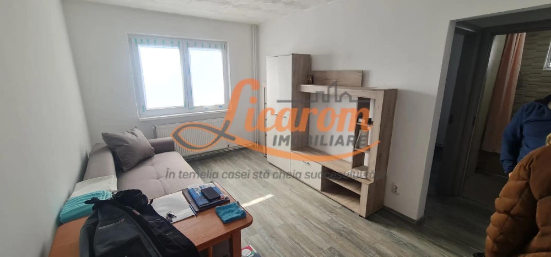 Apartament 2 camere Cartierul Florilor -Gemenii,mobilat,utilat,etaj 3 - Licarom Imobiliare propune spre inchiriere un apartament cu 2 camere, semidecomandat, situat in cartierul Florilor apropiere de Gemenii.
Apartamentul se afla la etajul 3/4 si este recent reamenajat,avand centrala termica proprie,gresie,faianta,parchet,geamuri termopan.
Apartamentul este complet mobilat si utilat , LIBER, DISPONIBIL PENTRU MUTARE IMEDIATA.
Pretul este 360 euro /luna.
Pentru tranzactionarea acestei proprietati,agentia percepe comision 50% din valoarea unei chirii,platibil o singura data la semnarea contractului de inchiriere.
Pentru mai multe relatii si vizionari,nu ezitati sa ne contactati la telefon 0723985424 Consultant imobiliar Liliana si 0741059397 Consultant imobiliar Calin