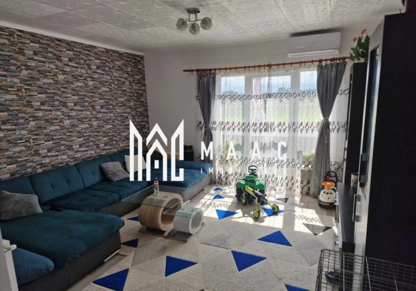 Apartament 4 camere | 120 MPU | Terasa | Arhitectilor - MAAC Imobiliare va propune spre vanzare un apartament cu 4 camere situat la Suprafața utilă: 120 mp An construcție: 2018, Clasa Energetică A Compartimentare: living, 3 dormitoare, bucătărie separată, 2 băi, debara, terasă 6 mp, dressing Mobilat, utilat, cu terasă și loc de parcare privat Stradă pavată și Iluminată Acest apartament cu 4 camere din cartierul Arhitectilor este o oportunitate excelentă pentru cei care caută un spațiu modern și eficient din punct de vedere energetic. Construit în anul 2018, acest apartament beneficiază de eficiența energetică de clasă A. Proprietatea este vândută la cheie, complet mobilată și utilată, inclusiv terasa și un loc de parcare privat. Pentru mai multe informații sau pentru a programa o vizionare, nu ezitați să ne contactați, specificand ID CP1781335 }}