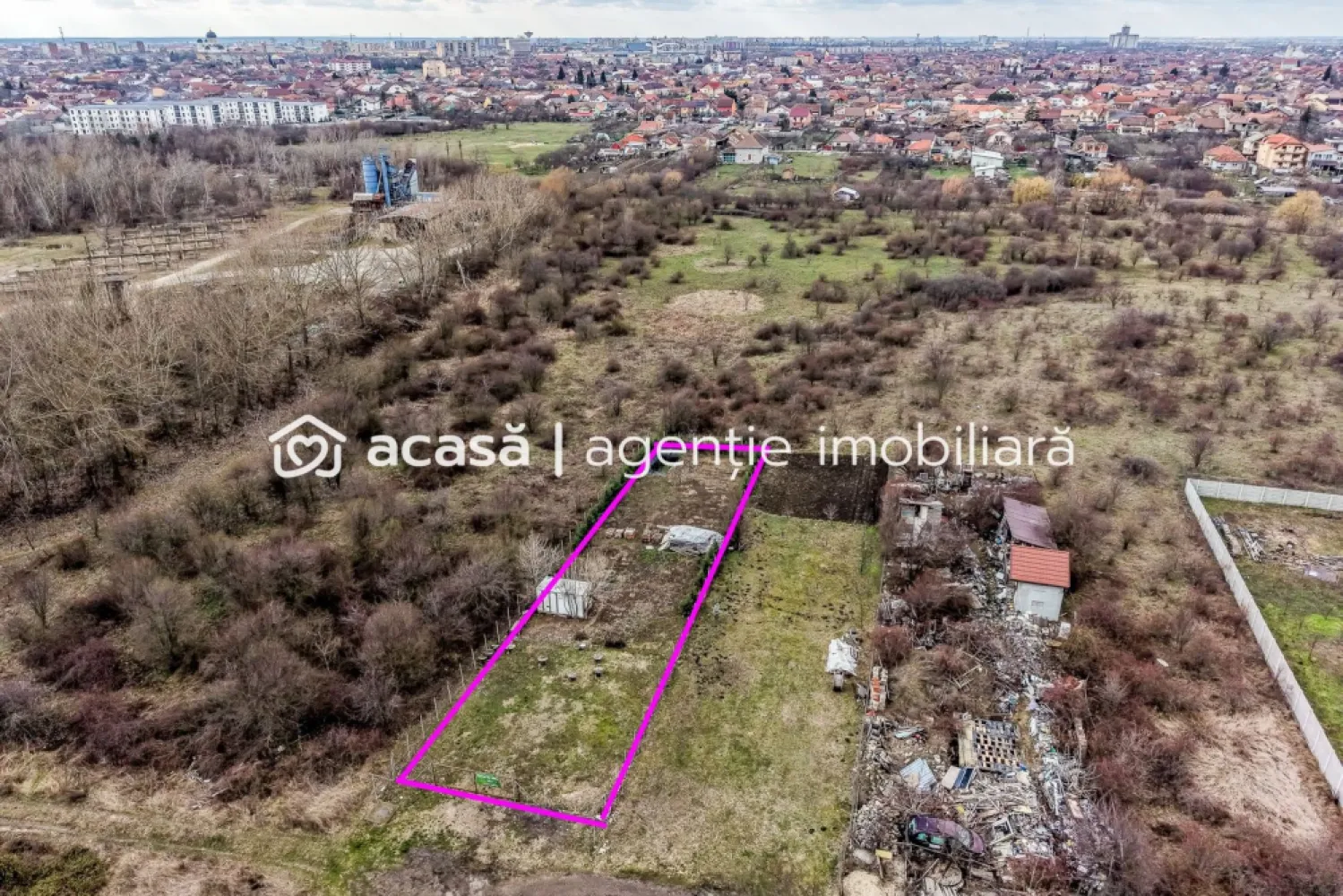 Teren 906 mp Arad, preț sub localitățile limitrofe. - Vrei să construiești o casă pentru familia ta, dar terenurile din jurul Aradului au devenit prea scumpe?

Îți propun un teren generos de 906 mp, situat în zona Grădina Poștei, Arad, la doar 55 €/mp, un preț mai mic decât în multe localități limitrofe orașului.

Chiar dacă este la periferie, terenul este în municipiul Arad, ceea ce înseamnă adresă de oraș și potențial de dezvoltare pe termen lung.

✔ Suprafață: 906 mp 
✔ Front stradal: 15 ml, ideal pentru amplasarea unei case bine proporționate
✔ Zonă extrem de liniștită, cu acces limitat, fără trafic intens
✔ Apă curentă și energie electrică disponibile

Momentan nu există gaz și canalizare în zonă, însă acest aspect este deja reflectat în prețul foarte competitiv.

Imaginează-ți o curte mare, unde copilul tău se poate juca în siguranță, o terasă spațioasă și suficient loc pentru grădină, foișor sau chiar o mică livadă.

Cei 906 mp îți oferă libertatea să construiești inteligent, fără compromisuri legate de spațiu. Frontul de 15 metri îți permite o casă frumos poziționată, cu acces auto confortabil.

Este o alegere practică pentru o familie care vrea să construiască etapizat, într-o zonă calmă, ferită de agitația orașului.

Sună acum și programează o vizionare.
Terenurile mari, la acest preț, în Arad, sunt tot mai rare.

📞 Andrei Caracioni – 0757 662 907

 
Cod proprietate: CP2937278