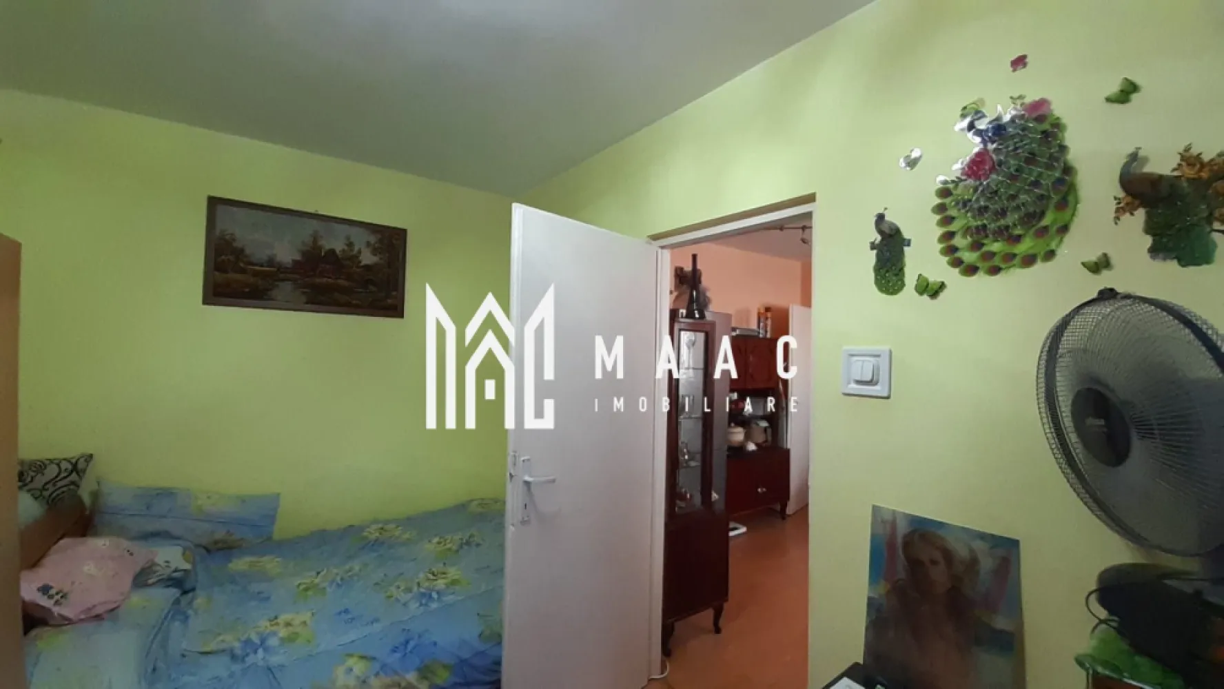 Apartament 2 camere | Renovat | 38 MP | Mihai Viteazu - MAAC Imobiliare va ofera spre vanzare un apartament de 2 camere in zona Mihai Viteazu. Caracteristici: Etaj: 4 al unui imobil de 5 etaje, ultimul nivel fiind mansardă Suprafață totală: 38 mp Compartimentare: dormitor, sufragerie, bucătărie separată, baie și cămară. Stare: apartament complet mobilat, gata pentru mutare Renovare: locuința a fost renovată recent, în luna februarie 2024 Dotări și confort: Încălzire: centrală termică proprie cu calorifere Mobilare: se vinde complet mobilat, ideal pentru mutare imediată sau închiriere Localizare și avantaje: Situat în zona Mihai Viteazu, una dintre cele mai accesibile și căutate zone ale orașului Proximitate față de magazine, mijloace de transport, restaurante și puncte de interes Pentru mai multe detalii, precizati telefonic ca ati vazut anuntul cu ID: CP1784344. }}