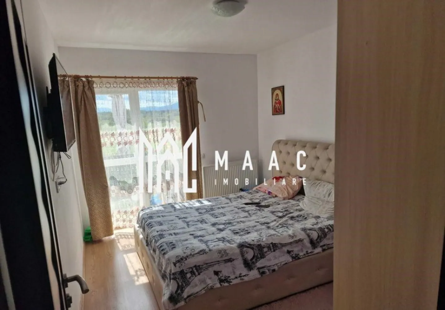 Apartament 4 camere | 120 MPU | Terasa | Arhitectilor - MAAC Imobiliare va propune spre vanzare un apartament cu 4 camere situat la Suprafața utilă: 120 mp An construcție: 2018, Clasa Energetică A Compartimentare: living, 3 dormitoare, bucătărie separată, 2 băi, debara, terasă 6 mp, dressing Mobilat, utilat, cu terasă și loc de parcare privat Stradă pavată și Iluminată Acest apartament cu 4 camere din cartierul Arhitectilor este o oportunitate excelentă pentru cei care caută un spațiu modern și eficient din punct de vedere energetic. Construit în anul 2018, acest apartament beneficiază de eficiența energetică de clasă A. Proprietatea este vândută la cheie, complet mobilată și utilată, inclusiv terasa și un loc de parcare privat. Pentru mai multe informații sau pentru a programa o vizionare, nu ezitați să ne contactați, specificand ID CP1781335 }}