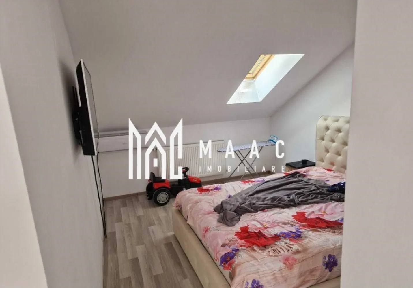 Apartament 4 camere | 120 MPU | Terasa | Arhitectilor - MAAC Imobiliare va propune spre vanzare un apartament cu 4 camere situat la Suprafața utilă: 120 mp An construcție: 2018, Clasa Energetică A Compartimentare: living, 3 dormitoare, bucătărie separată, 2 băi, debara, terasă 6 mp, dressing Mobilat, utilat, cu terasă și loc de parcare privat Stradă pavată și Iluminată Acest apartament cu 4 camere din cartierul Arhitectilor este o oportunitate excelentă pentru cei care caută un spațiu modern și eficient din punct de vedere energetic. Construit în anul 2018, acest apartament beneficiază de eficiența energetică de clasă A. Proprietatea este vândută la cheie, complet mobilată și utilată, inclusiv terasa și un loc de parcare privat. Pentru mai multe informații sau pentru a programa o vizionare, nu ezitați să ne contactați, specificand ID CP1781335 }}