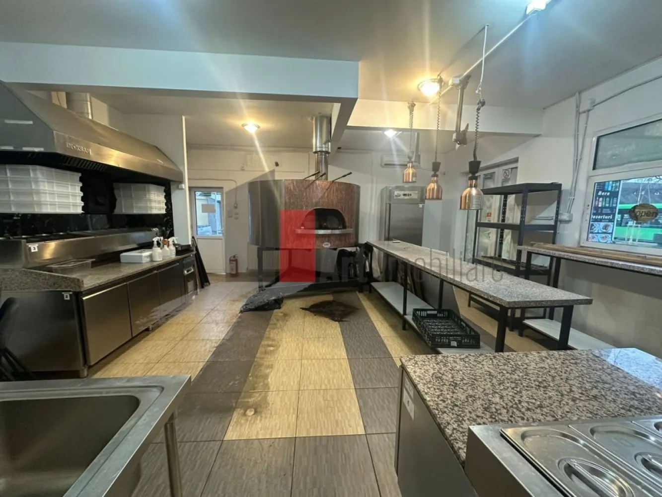 Spatiu Comercial Bucurestii Noi, Dotat si pretabil pentru HoReCa - Închiriere Spațiu Comercial – Bucureștii Noi | Dotat Fast-Food | Vitrină Stradală | Curent Trifazic

Se oferă spre închiriere un spațiu comercial situat strategic în zona Bucureștii Noi, o locație cu vad comercial activ și vizibilitate excelentă. Spațiul are o suprafață de 61 mp și este configurat special pentru activități de tip fast-food, bistro sau catering, oferind viitorului chiriaș avantajul unei porniri rapide a afacerii.

Proprietatea beneficiază de dotări tehnice profesionale și de avantajul major al unei locații cu intrare directă din stradă, fiind ideală pentru cei care caută un spațiu gata de utilizare care să îndeplinească normele specifice alimentației publice.

Detalii spațiu:

Suprafață utilă de 61 mp optim distribuită între zona de servire și cea de producție

Localizare cu intrare directă din stradă pentru acces facil clienți și aprovizionare

Vitrină generoasă ce oferă o vizibilitate maximă și expunere publicitară excelentă

Compartimentare funcțională adaptată fluxului de lucru pentru preparare alimente

Spațiu pregătit pentru utilizare imediată, igienizat și bine întreținut

Utilități și facilități:

Curent trifazic instalat pentru a susține echipamente profesionale de mare putere

Dotat cu hotă industrială și sistem de extracție profesional deja montat

Include mese de lucru din inox necesare procesului de producție

Toate utilitățile disponibile respectiv apă, gaz, curent și canalizare

Grup sanitar propriu echipat conform normelor sanitare în vigoare

Avantaje:

Localizare excelentă în Bucureștii Noi, zonă în plină dezvoltare cu flux pietonal

Concept ready-to-use ce reduce semnificativ costurile inițiale de amenajare

Independență operațională datorită dotărilor tehnice de tip industrial incluse

Proximitate față de stații de metrou și mijloace de transport pentru livrări rapide

Vizibilitate stradală sporită într-un cartier cu o comunitate locală activă

Condiții de închiriere:

Preț ușor negociabil

Disponibilitate imediată pentru contracte pe termen lung

Pentru mai multe detalii sau pentru programarea unei vizionări, vă stăm la dispoziție.