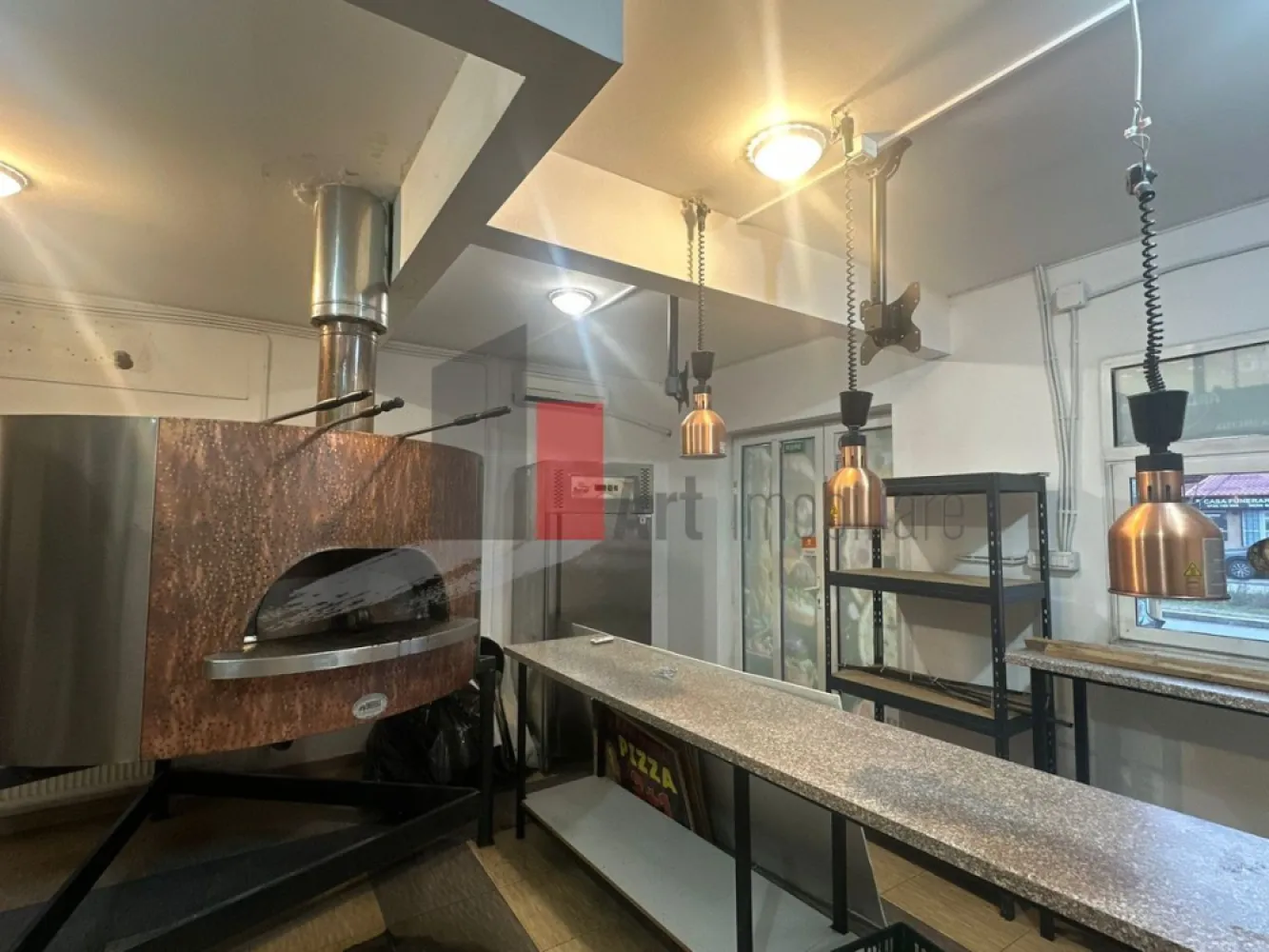 Spatiu Comercial Bucurestii Noi, Dotat si pretabil pentru HoReCa - Închiriere Spațiu Comercial – Bucureștii Noi | Dotat Fast-Food | Vitrină Stradală | Curent Trifazic

Se oferă spre închiriere un spațiu comercial situat strategic în zona Bucureștii Noi, o locație cu vad comercial activ și vizibilitate excelentă. Spațiul are o suprafață de 61 mp și este configurat special pentru activități de tip fast-food, bistro sau catering, oferind viitorului chiriaș avantajul unei porniri rapide a afacerii.

Proprietatea beneficiază de dotări tehnice profesionale și de avantajul major al unei locații cu intrare directă din stradă, fiind ideală pentru cei care caută un spațiu gata de utilizare care să îndeplinească normele specifice alimentației publice.

Detalii spațiu:

Suprafață utilă de 61 mp optim distribuită între zona de servire și cea de producție

Localizare cu intrare directă din stradă pentru acces facil clienți și aprovizionare

Vitrină generoasă ce oferă o vizibilitate maximă și expunere publicitară excelentă

Compartimentare funcțională adaptată fluxului de lucru pentru preparare alimente

Spațiu pregătit pentru utilizare imediată, igienizat și bine întreținut

Utilități și facilități:

Curent trifazic instalat pentru a susține echipamente profesionale de mare putere

Dotat cu hotă industrială și sistem de extracție profesional deja montat

Include mese de lucru din inox necesare procesului de producție

Toate utilitățile disponibile respectiv apă, gaz, curent și canalizare

Grup sanitar propriu echipat conform normelor sanitare în vigoare

Avantaje:

Localizare excelentă în Bucureștii Noi, zonă în plină dezvoltare cu flux pietonal

Concept ready-to-use ce reduce semnificativ costurile inițiale de amenajare

Independență operațională datorită dotărilor tehnice de tip industrial incluse

Proximitate față de stații de metrou și mijloace de transport pentru livrări rapide

Vizibilitate stradală sporită într-un cartier cu o comunitate locală activă

Condiții de închiriere:

Preț ușor negociabil

Disponibilitate imediată pentru contracte pe termen lung

Pentru mai multe detalii sau pentru programarea unei vizionări, vă stăm la dispoziție.