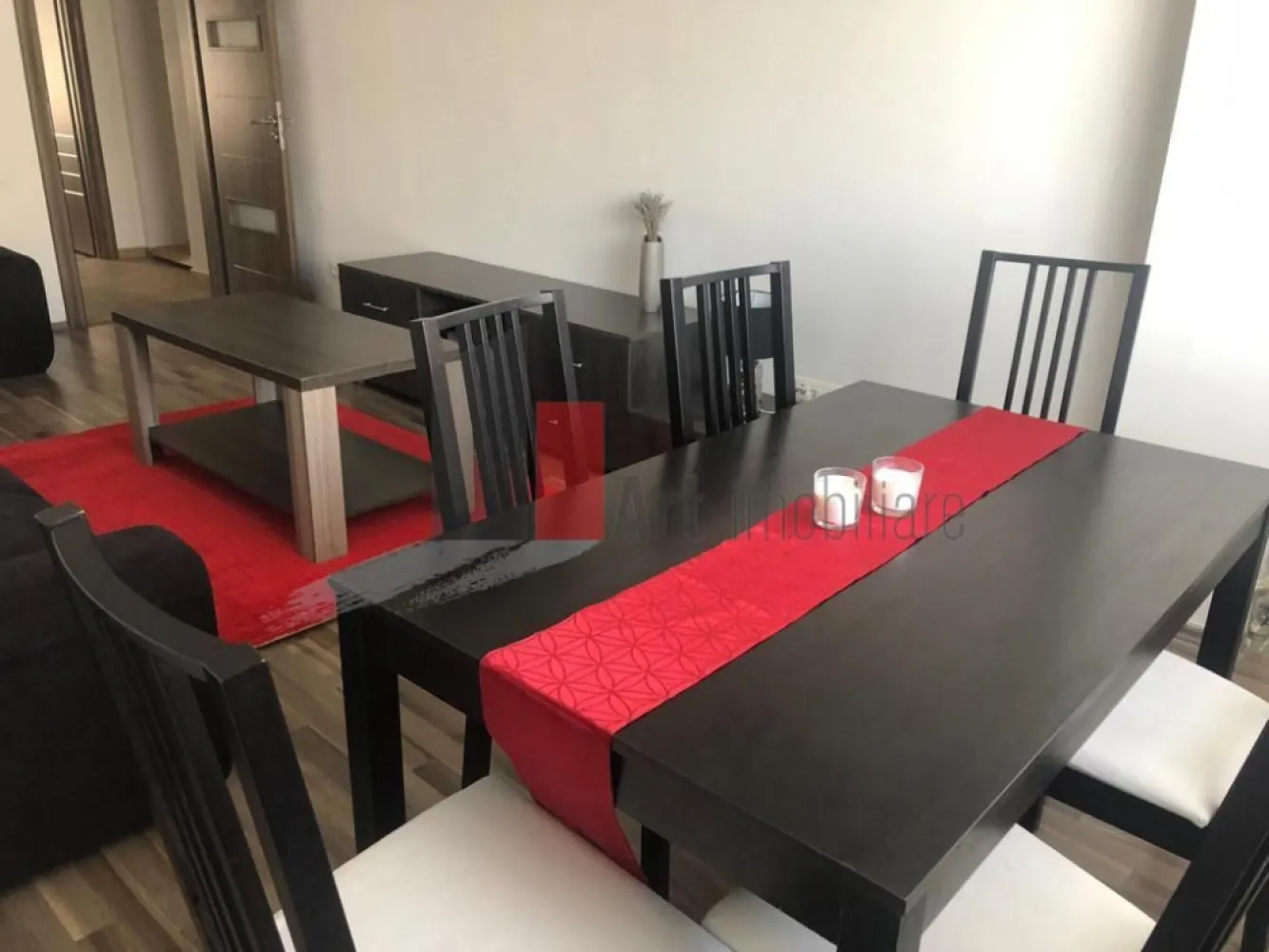 Apartament 3 camere de inchiriat zona Metrou Dristor - Te invităm să descoperi un apartament primitor, recent igienizat, pregătit să devină noul tău cămin. Situat la doar 4 minute de mers pe jos până la stația de metrou Dristor, acest apartament cu 3 camere decomandat, îți oferă confortul de care ai nevoie, exact acolo unde contează.

Locuința este complet mobilată și utilată – nu îți lipsește absolut nimic. Tot ce ai de făcut este să-ți aduci hainele și să te instalezi.

Cu multiple spații de depozitare inteligente, apartamentul este ideal pentru cei care apreciază atât funcționalitatea, cât și ordinea. Fie că lucrezi de acasă sau ai nevoie de un spațiu de relaxare, fiecare cameră e pregătită să se adapteze stilului tău de viață.

Nu rata ocazia de a locui într-o zonă excelent conectată, într-un apartament care îți oferă tot ce ai nevoie de la prima zi.
