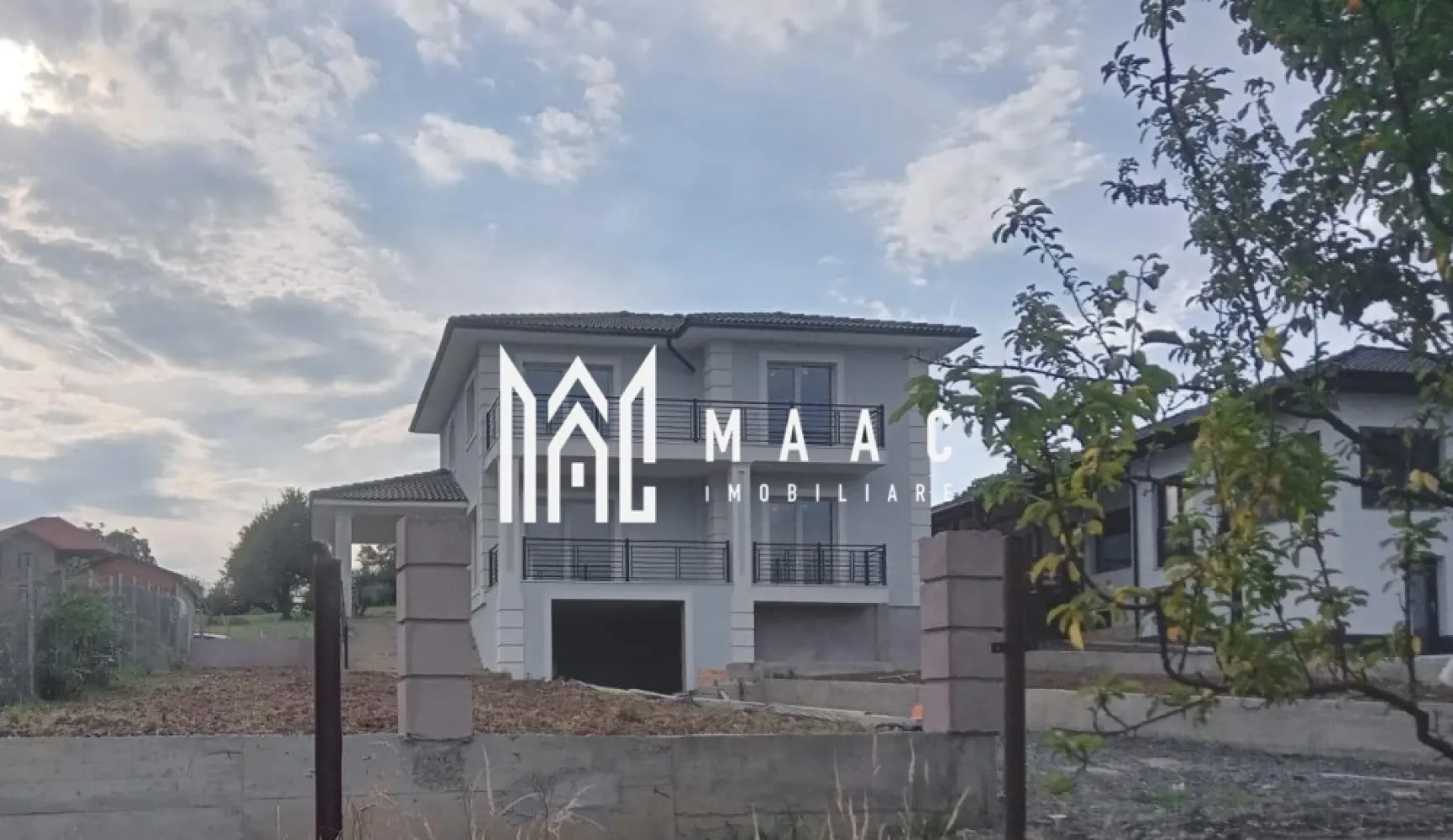 Casa individuala | Tocile | Teren 600 mp - MAAC Imobiliare va propune spre vanzare o casa individuala situata in Tocile, cu o vedere panoramica superba. Casa are o suprafata utila de 150 mp desfasurati pe demisol, parter si etaj astfel: Demisol: spatiu depozitare, camera tehnica Parter: living, dormitor, bucatarie, baie Etaj: 2 dormitoare, 2 bai, dressing. Modalitatea de predare a casei va fi "LA CHEIE" in exterior si "LA ALB" in interior, cu pompa de caldura, incalzire in pardoseala, fosa septica. Terenul aferent casei are o suprafata de 600 mp. Pentru mai multe informatii sau vizionari, specificati ca ati vazut anuntul cu ID: CP 1779537 }}