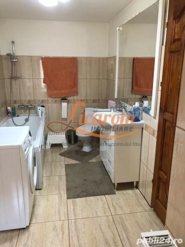 Proprietate saseasca cu 2 corpuri de casa, Comuna Vulcan,Brasov. - Licarom imobiliare propune spre vanzare o proprietate de tip sasesc in comuna Vulcan la 15 minute de Brasov,amplasarea este una foarte buna, intr-o zona centrala si liniștita, cu acces ușor din strada principala. 
Proprietatea este compusa din doua case și teren de 439 mp, conectat la toate utilitățile: gaz, curent, apa, canalizare. 

Prima casa este compusă din 3 camere, 2 bai, bucătărie, cămara și veranda spațioasă - in suprafața de 159 mp.
A doua casa este compusă din doua camere spațioase, bucatarie, baie - suprafața: 72 mp. 
Ambele case sunt renovate recent in anul 2021,avand elemente de modernism gresie,faianta,geamuri termopan etc - asociate cu cele traditionale sasesti -ziduri foarte groase - ceea ce ii confera un confort termic foarte sporit : vara - rece,iarna - cald.
Casele sunt izolate termic si au încălzire individuală cu centrala termica pe gaz si sobe de teracota care au fost complet refacute si sunt utilizabile iarna.
Imobilul se vinde parțial mobilat si utilat.
Ideal pentru a locui 2 familii (Parinti si copiii) sau pentru a inchiria in vederea incasarii unui venit suplimentar.
Pretul este 175000 euro usor negociabil.
 
Pentru mai multe informatii si vizionari,nu ezitati sa ne contactati la telefon 0723985424 Consultant imobiliar Liliana si 0741059397 Consultant imobiliar Calin. .