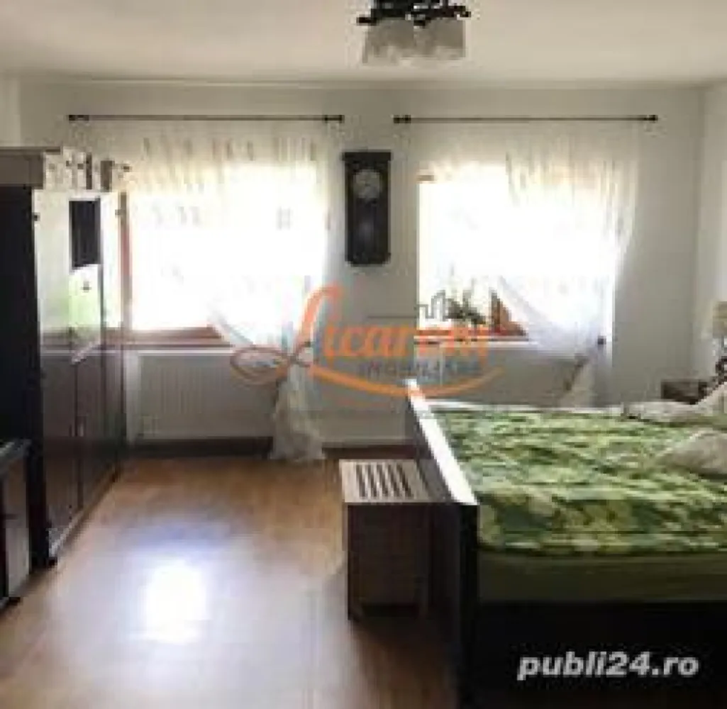 Proprietate saseasca cu 2 corpuri de casa, Comuna Vulcan,Brasov. - Licarom imobiliare propune spre vanzare o proprietate de tip sasesc in comuna Vulcan la 15 minute de Brasov,amplasarea este una foarte buna, intr-o zona centrala si liniștita, cu acces ușor din strada principala. 
Proprietatea este compusa din doua case și teren de 439 mp, conectat la toate utilitățile: gaz, curent, apa, canalizare. 

Prima casa este compusă din 3 camere, 2 bai, bucătărie, cămara și veranda spațioasă - in suprafața de 159 mp.
A doua casa este compusă din doua camere spațioase, bucatarie, baie - suprafața: 72 mp. 
Ambele case sunt renovate recent in anul 2021,avand elemente de modernism gresie,faianta,geamuri termopan etc - asociate cu cele traditionale sasesti -ziduri foarte groase - ceea ce ii confera un confort termic foarte sporit : vara - rece,iarna - cald.
Casele sunt izolate termic si au încălzire individuală cu centrala termica pe gaz si sobe de teracota care au fost complet refacute si sunt utilizabile iarna.
Imobilul se vinde parțial mobilat si utilat.
Ideal pentru a locui 2 familii (Parinti si copiii) sau pentru a inchiria in vederea incasarii unui venit suplimentar.
Pretul este 175000 euro usor negociabil.
 
Pentru mai multe informatii si vizionari,nu ezitati sa ne contactati la telefon 0723985424 Consultant imobiliar Liliana si 0741059397 Consultant imobiliar Calin. .