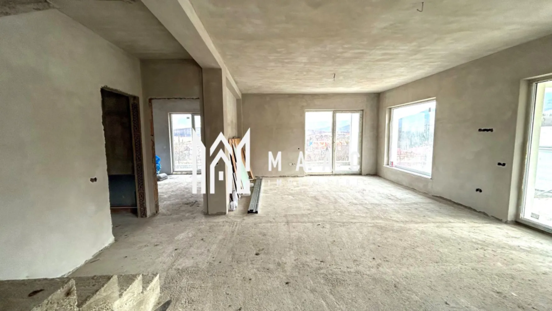 Casa individuala | Tocile | Teren 600 mp - MAAC Imobiliare va propune spre vanzare o casa individuala situata in Tocile, cu o vedere panoramica superba. Casa are o suprafata utila de 150 mp desfasurati pe demisol, parter si etaj astfel: Demisol: spatiu depozitare, camera tehnica Parter: living, dormitor, bucatarie, baie Etaj: 2 dormitoare, 2 bai, dressing. Modalitatea de predare a casei va fi "LA CHEIE" in exterior si "LA ALB" in interior, cu pompa de caldura, incalzire in pardoseala, fosa septica. Terenul aferent casei are o suprafata de 600 mp. Pentru mai multe informatii sau vizionari, specificati ca ati vazut anuntul cu ID: CP 1779537 }}