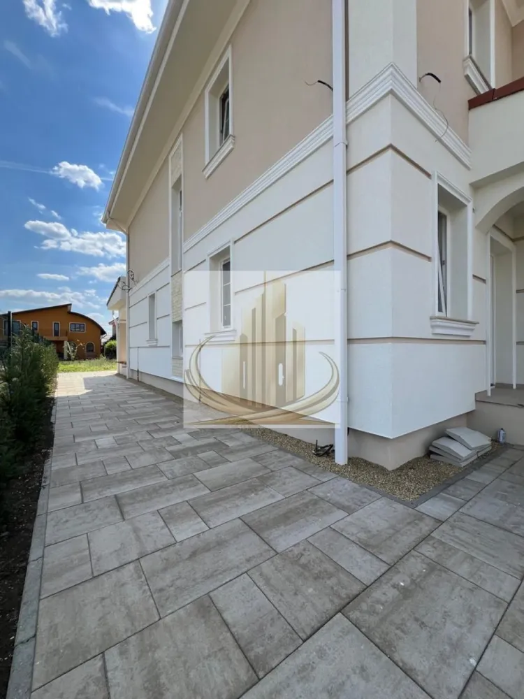 Duplex modern, finisaje premium, Ideal pentru investitie, SAD - Grand Mobilis Imobiliare vă propune spre vânzare un duplex elegant și spațios, situat într-o zonă liniștită și în continuă dezvoltare din Dumbrăvița, pe Strada Baladei.

Proprietatea impresionează prin suprafețele generoase, compartimentarea eficientă și versatilitatea oferită, fiind ideală atât pentru locuință familială premium, cât și pentru activități comerciale sau profesionale, având destinație SAD.

📍 Poziționarea excelentă și configurația imobilului îl recomandă pentru:

grădiniță / afterschool
birou de avocatură
clinică / cabinet medical
sediu firmă
activități de tip office sau servicii premium
Date proprietate
Regim de înălțime: Parter + Etaj
Suprafață construită: 192 mp
Suprafață utilă: 131 mp
Suprafață teren: 700 mp
Front stradal: 20 ml
5 camere
3 băi
Terasă acoperită + balcon
Dressing și multiple spații de depozitare
Acces pod pentru depozitare suplimentară
Compartimentare
Parter
Hol acces – 5,34 mp
Dormitor / birou – 14,07 mp
Baie – 3,20 mp
Cameră tehnică – 3,22 mp
Living generos – 26,66 mp
Bucătărie – 11,26 mp
Cămară – 4,13 mp
Terasă acoperită – 17,92 mp
Etaj
Dormitor matrimonial cu baie proprie și balcon
Dormitor 2 – 15,18 mp
Dormitor 3 – 13,80 mp
Baie principală cu cadă
Dressing dedicat
Utilități

✔️ Curent trifazic
✔️ Gaz racordat
✔️ Apă și canalizare
✔️ Contorizare completă și funcțională

Localizare & accesibilitate

Proprietatea este amplasată într-o zonă cu acces facil, la aproximativ:

250 m de asfalt
300 m de supermarket, farmacie și transport în comun

O proprietate versatilă, ideală atât pentru rezidență premium, cât și pentru dezvoltarea unei afaceri într-o zonă cu potențial ridicat.

📞 Pentru detalii suplimentare și programarea unei vizionări, echipa Grand Mobilis Imobiliare vă stă la dispoziție.