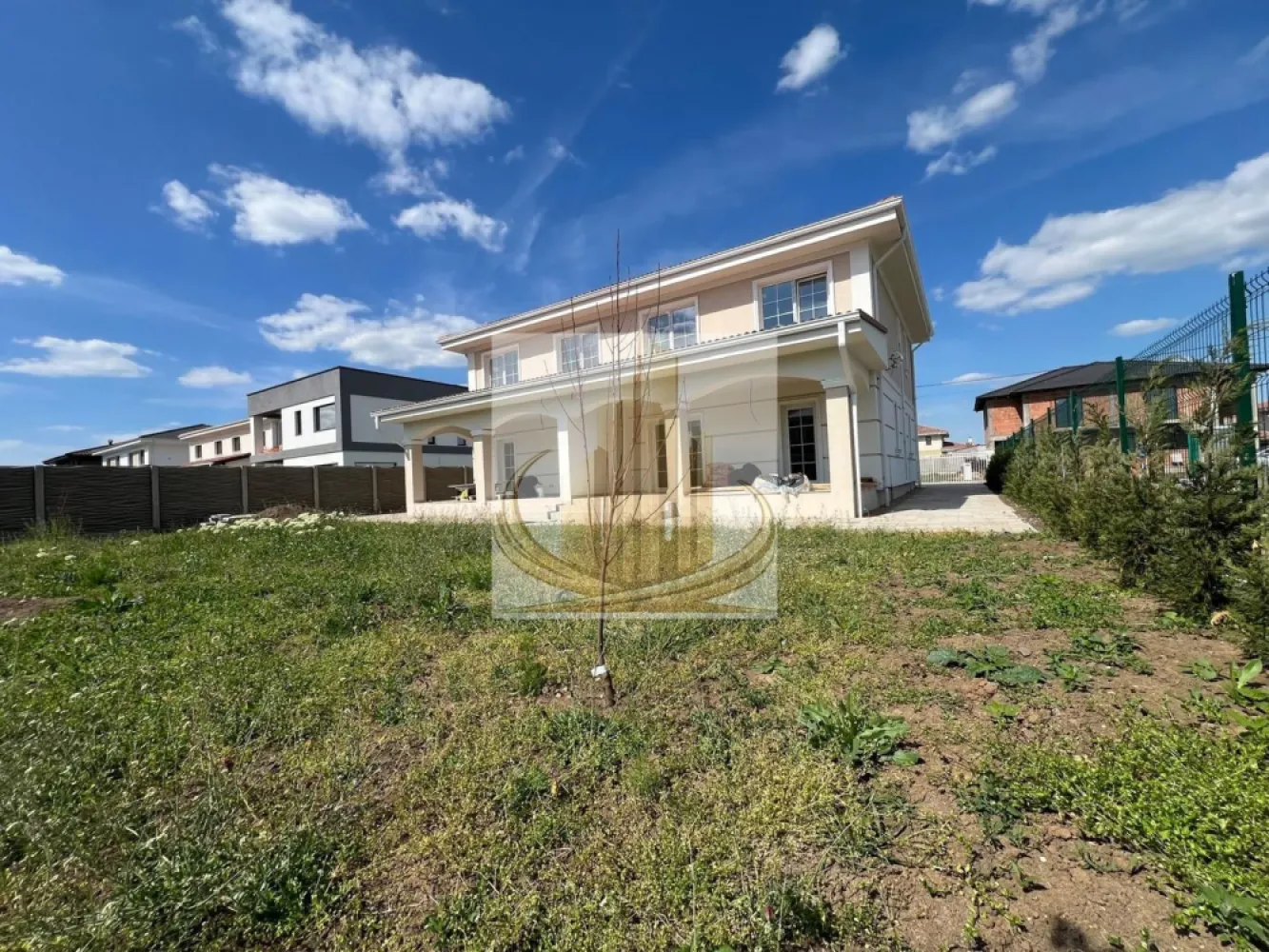 Duplex modern, finisaje premium, Ideal pentru investitie, SAD - Grand Mobilis Imobiliare vă propune spre vânzare un duplex elegant și spațios, situat într-o zonă liniștită și în continuă dezvoltare din Dumbrăvița, pe Strada Baladei.

Proprietatea impresionează prin suprafețele generoase, compartimentarea eficientă și versatilitatea oferită, fiind ideală atât pentru locuință familială premium, cât și pentru activități comerciale sau profesionale, având destinație SAD.

📍 Poziționarea excelentă și configurația imobilului îl recomandă pentru:

grădiniță / afterschool
birou de avocatură
clinică / cabinet medical
sediu firmă
activități de tip office sau servicii premium
Date proprietate
Regim de înălțime: Parter + Etaj
Suprafață construită: 192 mp
Suprafață utilă: 131 mp
Suprafață teren: 700 mp
Front stradal: 20 ml
5 camere
3 băi
Terasă acoperită + balcon
Dressing și multiple spații de depozitare
Acces pod pentru depozitare suplimentară
Compartimentare
Parter
Hol acces – 5,34 mp
Dormitor / birou – 14,07 mp
Baie – 3,20 mp
Cameră tehnică – 3,22 mp
Living generos – 26,66 mp
Bucătărie – 11,26 mp
Cămară – 4,13 mp
Terasă acoperită – 17,92 mp
Etaj
Dormitor matrimonial cu baie proprie și balcon
Dormitor 2 – 15,18 mp
Dormitor 3 – 13,80 mp
Baie principală cu cadă
Dressing dedicat
Utilități

✔️ Curent trifazic
✔️ Gaz racordat
✔️ Apă și canalizare
✔️ Contorizare completă și funcțională

Localizare & accesibilitate

Proprietatea este amplasată într-o zonă cu acces facil, la aproximativ:

250 m de asfalt
300 m de supermarket, farmacie și transport în comun

O proprietate versatilă, ideală atât pentru rezidență premium, cât și pentru dezvoltarea unei afaceri într-o zonă cu potențial ridicat.

📞 Pentru detalii suplimentare și programarea unei vizionări, echipa Grand Mobilis Imobiliare vă stă la dispoziție.