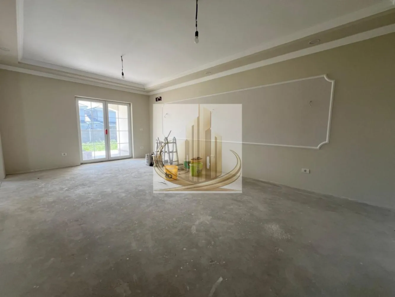 Duplex modern, finisaje premium, Ideal pentru investitie, SAD - Grand Mobilis Imobiliare vă propune spre vânzare un duplex elegant și spațios, situat într-o zonă liniștită și în continuă dezvoltare din Dumbrăvița, pe Strada Baladei.

Proprietatea impresionează prin suprafețele generoase, compartimentarea eficientă și versatilitatea oferită, fiind ideală atât pentru locuință familială premium, cât și pentru activități comerciale sau profesionale, având destinație SAD.

📍 Poziționarea excelentă și configurația imobilului îl recomandă pentru:

grădiniță / afterschool
birou de avocatură
clinică / cabinet medical
sediu firmă
activități de tip office sau servicii premium
Date proprietate
Regim de înălțime: Parter + Etaj
Suprafață construită: 192 mp
Suprafață utilă: 131 mp
Suprafață teren: 700 mp
Front stradal: 20 ml
5 camere
3 băi
Terasă acoperită + balcon
Dressing și multiple spații de depozitare
Acces pod pentru depozitare suplimentară
Compartimentare
Parter
Hol acces – 5,34 mp
Dormitor / birou – 14,07 mp
Baie – 3,20 mp
Cameră tehnică – 3,22 mp
Living generos – 26,66 mp
Bucătărie – 11,26 mp
Cămară – 4,13 mp
Terasă acoperită – 17,92 mp
Etaj
Dormitor matrimonial cu baie proprie și balcon
Dormitor 2 – 15,18 mp
Dormitor 3 – 13,80 mp
Baie principală cu cadă
Dressing dedicat
Utilități

✔️ Curent trifazic
✔️ Gaz racordat
✔️ Apă și canalizare
✔️ Contorizare completă și funcțională

Localizare & accesibilitate

Proprietatea este amplasată într-o zonă cu acces facil, la aproximativ:

250 m de asfalt
300 m de supermarket, farmacie și transport în comun

O proprietate versatilă, ideală atât pentru rezidență premium, cât și pentru dezvoltarea unei afaceri într-o zonă cu potențial ridicat.

📞 Pentru detalii suplimentare și programarea unei vizionări, echipa Grand Mobilis Imobiliare vă stă la dispoziție.