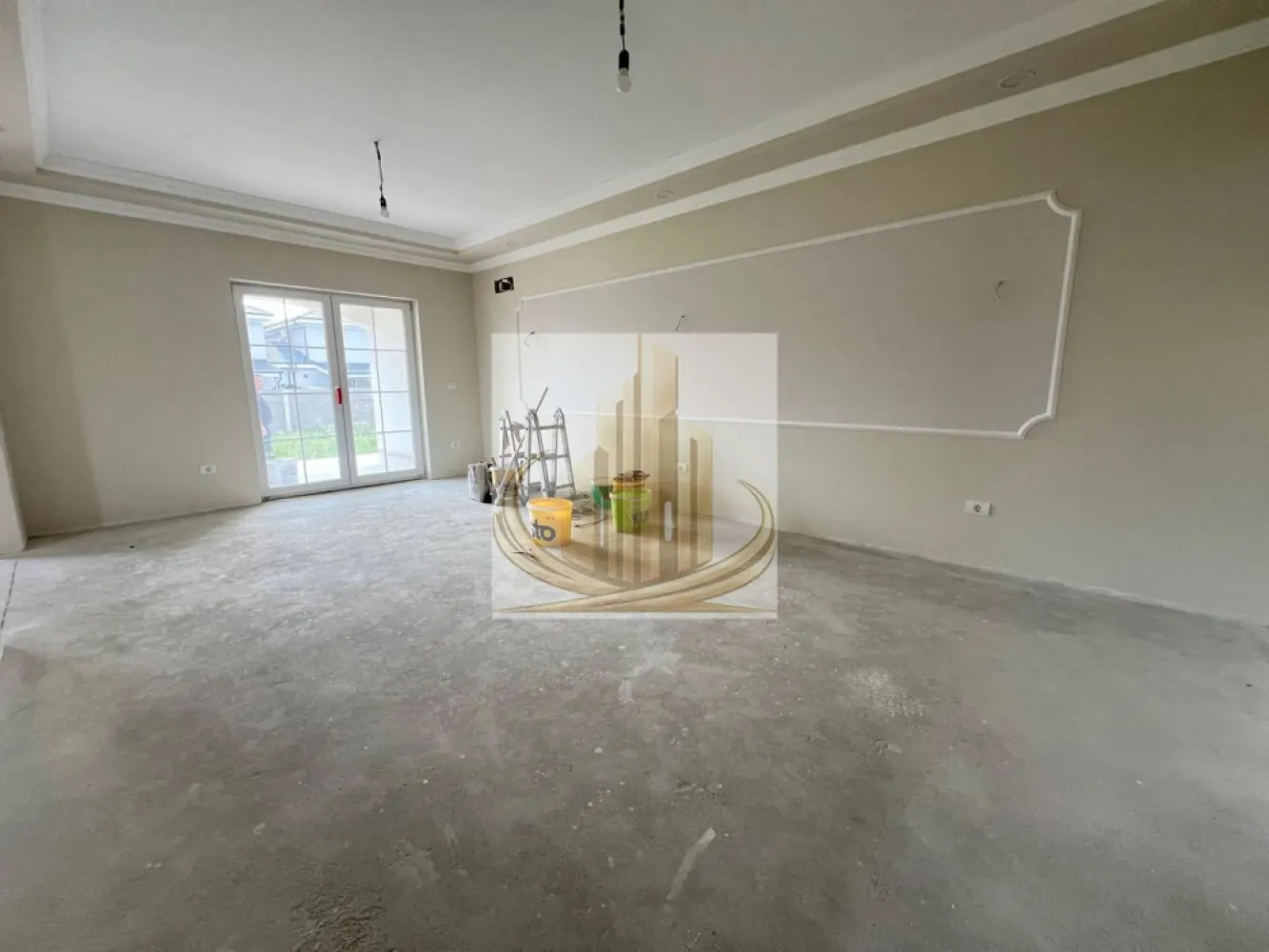 Duplex modern, finisaje premium, Ideal pentru investitie, SAD - Grand Mobilis Imobiliare vă propune spre vânzare un duplex elegant și spațios, situat într-o zonă liniștită și în continuă dezvoltare din Dumbrăvița, pe Strada Baladei.

Proprietatea impresionează prin suprafețele generoase, compartimentarea eficientă și versatilitatea oferită, fiind ideală atât pentru locuință familială premium, cât și pentru activități comerciale sau profesionale, având destinație SAD.

📍 Poziționarea excelentă și configurația imobilului îl recomandă pentru:

grădiniță / afterschool
birou de avocatură
clinică / cabinet medical
sediu firmă
activități de tip office sau servicii premium
Date proprietate
Regim de înălțime: Parter + Etaj
Suprafață construită: 192 mp
Suprafață utilă: 131 mp
Suprafață teren: 700 mp
Front stradal: 20 ml
5 camere
3 băi
Terasă acoperită + balcon
Dressing și multiple spații de depozitare
Acces pod pentru depozitare suplimentară
Compartimentare
Parter
Hol acces – 5,34 mp
Dormitor / birou – 14,07 mp
Baie – 3,20 mp
Cameră tehnică – 3,22 mp
Living generos – 26,66 mp
Bucătărie – 11,26 mp
Cămară – 4,13 mp
Terasă acoperită – 17,92 mp
Etaj
Dormitor matrimonial cu baie proprie și balcon
Dormitor 2 – 15,18 mp
Dormitor 3 – 13,80 mp
Baie principală cu cadă
Dressing dedicat
Utilități

✔️ Curent trifazic
✔️ Gaz racordat
✔️ Apă și canalizare
✔️ Contorizare completă și funcțională

Localizare & accesibilitate

Proprietatea este amplasată într-o zonă cu acces facil, la aproximativ:

250 m de asfalt
300 m de supermarket, farmacie și transport în comun

O proprietate versatilă, ideală atât pentru rezidență premium, cât și pentru dezvoltarea unei afaceri într-o zonă cu potențial ridicat.

📞 Pentru detalii suplimentare și programarea unei vizionări, echipa Grand Mobilis Imobiliare vă stă la dispoziție.