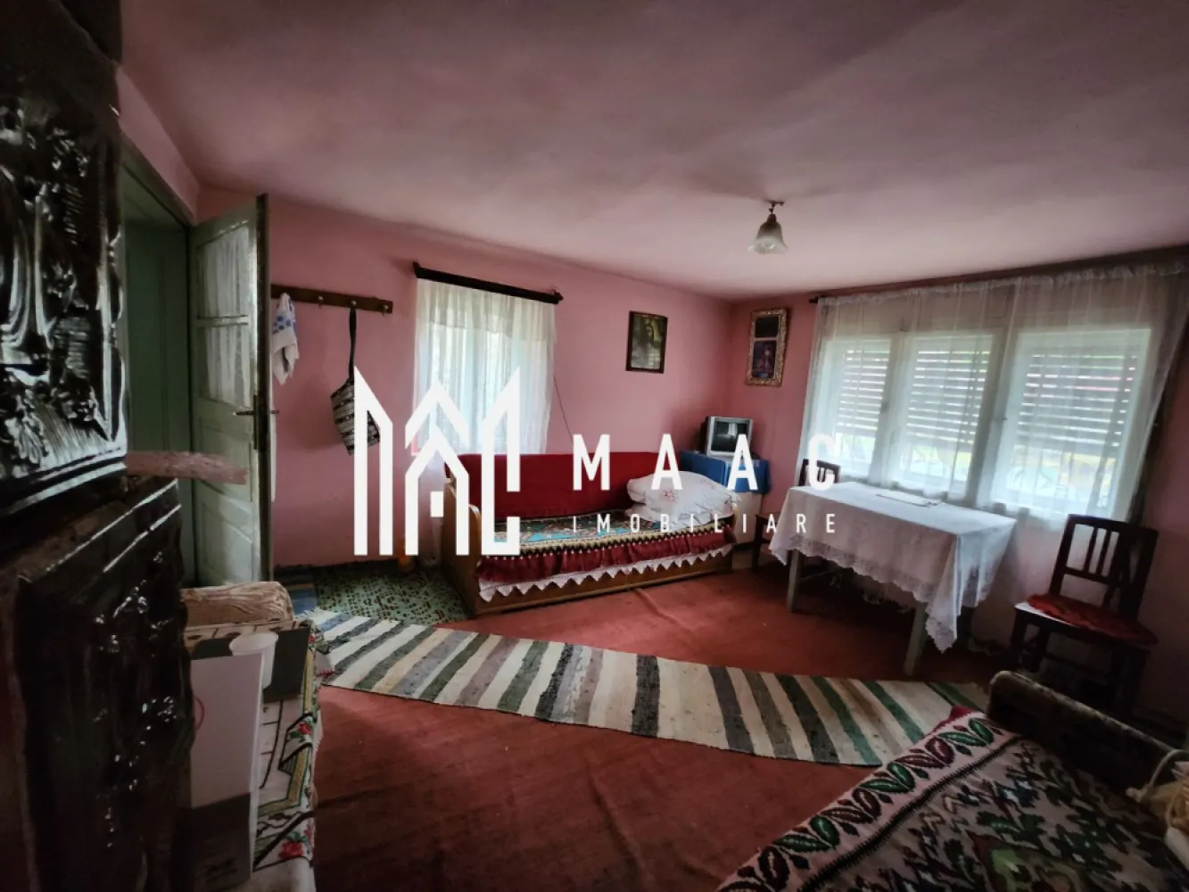 Casa individuala, 3 camere I 650 mp teren I Tilisca - MAAC Imobiliare propune spre vanzare o casa cu 3 camere situata in zona centrala a localitatii Tilisca. Locuinta, situata la strada, este structurata pe 2 niveluri. La parter - hol de acces, casa scarii, bucatarie, debara, living. La etaj - doua dormitoare, decomandate. Intre niveluri - placa de beton. Scarile sunt tot de beton. In curte - sura cu grajd, gradina - cca 300mp. Nu este baie in casa. Utilitati: curent, apa, canalizare - in casa. Incalzirea: soba cu lemne. Pentru mai multe detalii precizati telefonic ca ati vazut anuntul cu ID:CP1721965 }}