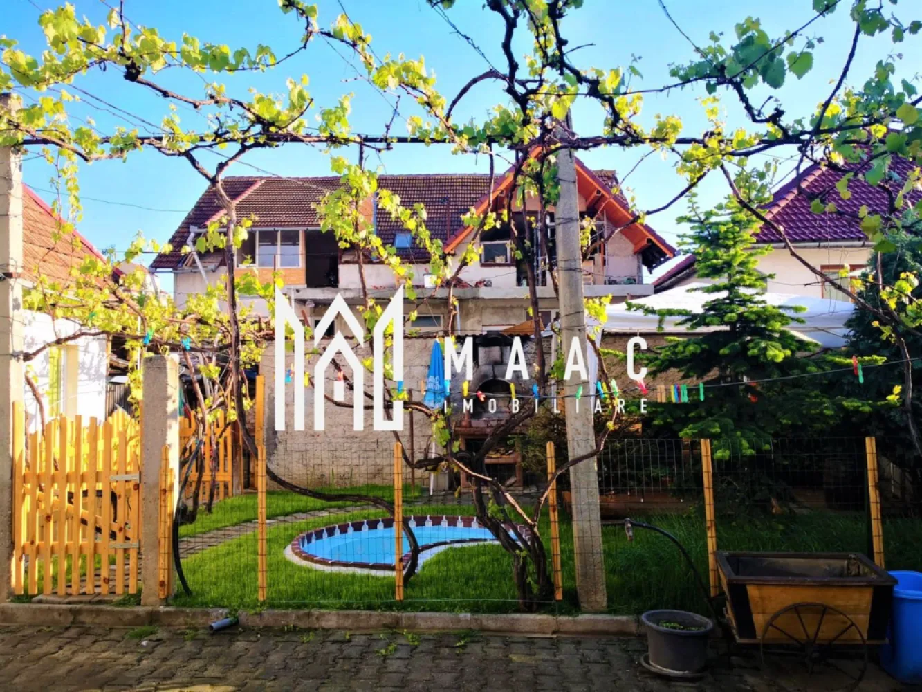 Casa 4 camere | Curte proprie | Pivnita | Zona Turnisor - MAAC Imobiliare va propune spre vanzare casa complet decomandata, in zona Turnisor. Casa este formata din doua corpuri cu suprafata de 120 MPU si o curte libera de aproximativ 160 MPU si este compartimentata astfel: Primul corp: Parter inalt: 3 camere generoase, hol, baie, camara, pod peste toata suprafata, pivnita generoasa de 28 mp cu doua incaperi. Al doilea corp: Este format dintr-o bucatarie, camera, pod peste toata suprafata. Casa este intr-o stare foarte buna, complet renovata, structura solida, cu ziduri groase din caramida, mobila este in stare foarte buna, intretinuta, incalzirea se face cu centrala termica pe gaz. Curte este generoasa cu 3 locuri pentru masini si un spatiu amenajat cu filigorie si loc de barbeque cu o mica piscina pentru relaxare. Pentru mai multe informatii si vizionari precizati telefonic ca ati vazut anuntul cu ID: CP1697008 }}