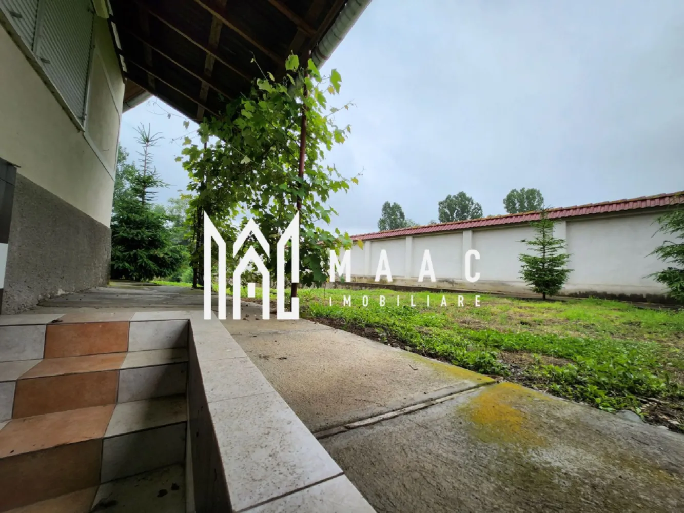 Casa 2 camere I Teren 1500 mp I Iaz I Sacel - MAAC Imobiliare propune spre vanzare o casa deosebita, situata in localitatea Sacel. Locuinta este construita pe un singur nivel, are doua camere,hol. Aferente locuintei - bucatarie de vara, 2 magazii, pivnita, pod inalt. Fara baie in casa. Utilitati: curent in casa. Fantana. Gazul si apa, canalizarea - la poarta. Incalzirea - sobe cu lemn. Casa poate fi imbunatatita dar e bine de stiut ca constructia e solida, bine facuta, acoperisul schimbat, pod inalt, gardul ce imprejmuieste proprietatea-din beton. Curtea generoasa confera intimitate proprietatii si dezvaluie o surpriza pentru vizitator - iaz propriu (35x20mp luciu apa, facut in 2008-sub nivelul raului, are peste, adancime cca 2m). Peisajul este mirific. Proprietatea are potential foarte bun pentru amenajarea unei case de vacanta care garanteaza distractie si relaxare! Pentru mai multe detalii precizati telefonic ca ati vazut anuntul cu ID:CP1721228 }}