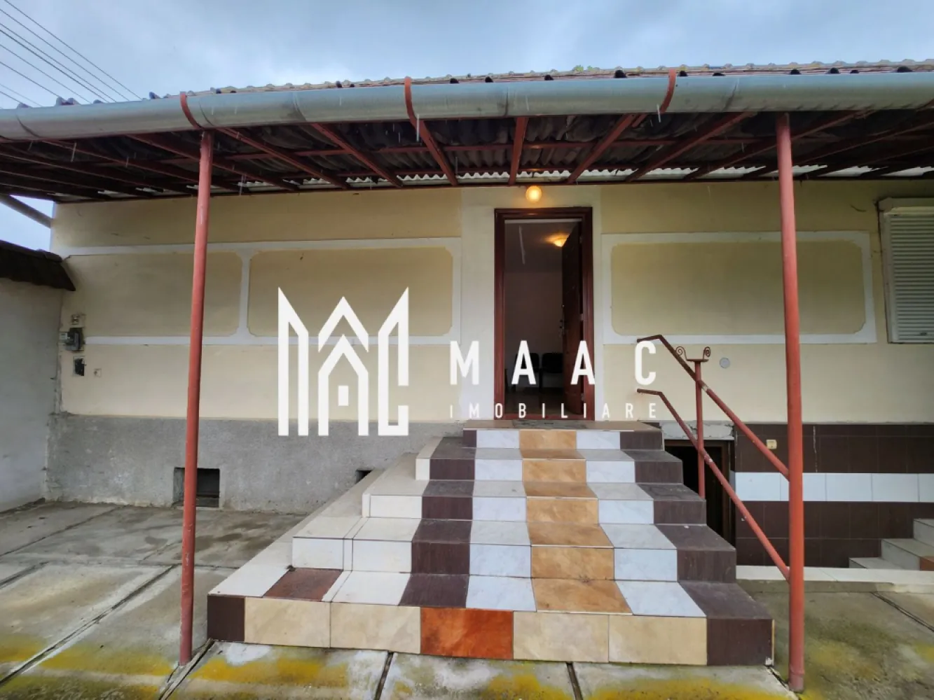 Casa 2 camere I Teren 1500 mp I Iaz I Sacel - MAAC Imobiliare propune spre vanzare o casa deosebita, situata in localitatea Sacel. Locuinta este construita pe un singur nivel, are doua camere,hol. Aferente locuintei - bucatarie de vara, 2 magazii, pivnita, pod inalt. Fara baie in casa. Utilitati: curent in casa. Fantana. Gazul si apa, canalizarea - la poarta. Incalzirea - sobe cu lemn. Casa poate fi imbunatatita dar e bine de stiut ca constructia e solida, bine facuta, acoperisul schimbat, pod inalt, gardul ce imprejmuieste proprietatea-din beton. Curtea generoasa confera intimitate proprietatii si dezvaluie o surpriza pentru vizitator - iaz propriu (35x20mp luciu apa, facut in 2008-sub nivelul raului, are peste, adancime cca 2m). Peisajul este mirific. Proprietatea are potential foarte bun pentru amenajarea unei case de vacanta care garanteaza distractie si relaxare! Pentru mai multe detalii precizati telefonic ca ati vazut anuntul cu ID:CP1721228 }}