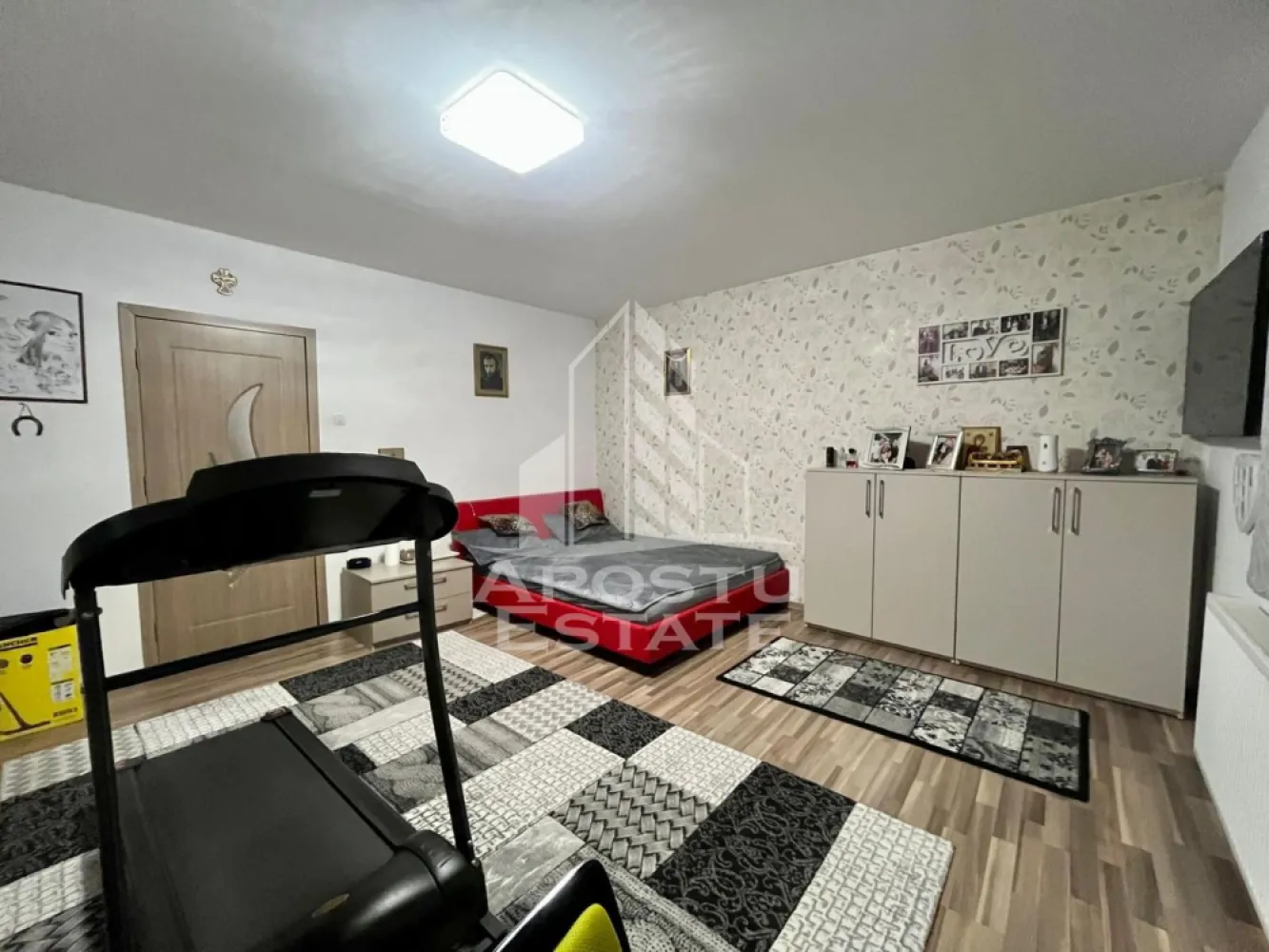 Doua apartamente de vanzare la curte comuna,zona Traian, Timisoara - Apostu Estate va propune spre vanzare doua apartamente la curte comuna cu intrare separata,zona Traian din Timisoara, jud.Timis.
Apartamentele nu se vand separat.

Primul apartament are o suprafata de 42 mp si este compartimentt astfel:
-hol de acces
-sufragerie
-dormitor
-bucatarie
-baie dotata cu dus

Al doilea apartament are o suprafata de 45 mp si este compartimentat astfel:
-hol de acces
-dormitor
-living
-bucatarie
-baie cu cada 

Alte facilitati:
-posibilitatea de mansardare-pod de 60mp
-magazie -4 mp
-terasa-4mp
-centrala proprie pe gaz cu calorifere
-racordare separata la toate utilitatile -canalizare,gaz,curent,apa
-finisaje moderne
-electrocasnice-plita electrica,hota,cuptor,frigider,masina de spalat
-zona comuna de barbeque

Apartamentele se vand complet mobilate si uilate.

Distante:
-Piata Traian la 5 min de mers pe jos
-Magazine,mijloace de transport in comun
-Centrul orasului la 9 miin cu masina
Agentia imobiliara Apostu Estate va ofera consultanta bancara gratuita prin intermediul colaboratorilor nostri pentru alegerea celui mai potrivit tip de credit, astfel incat tu sa devi noul proprietar al acestui apartament.
Va asteptam cu drag la o vizionare!
Id intern: CP2375126