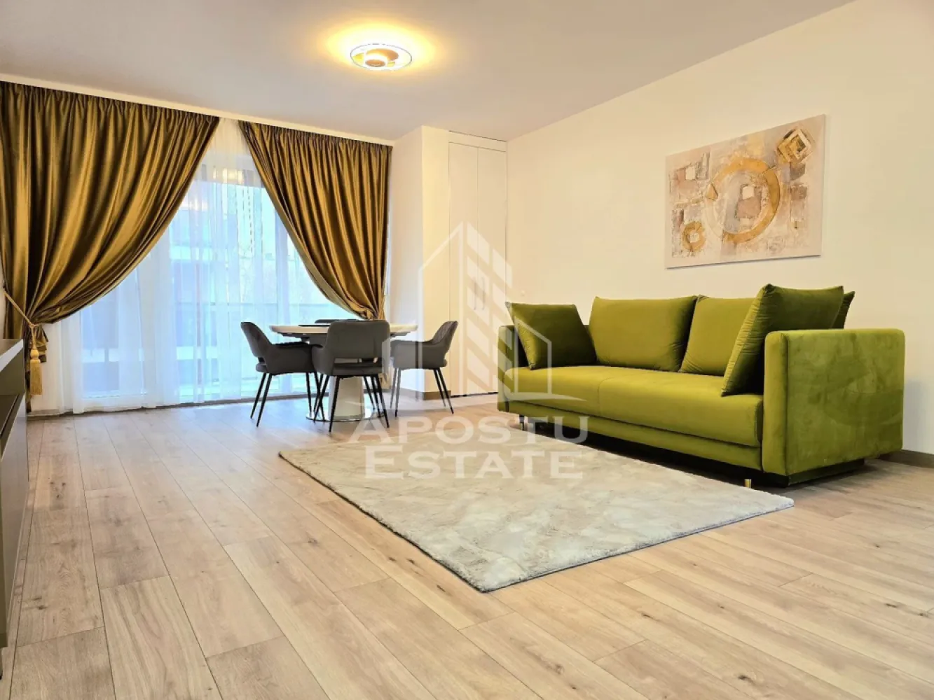Apartament premium de inchiriat Adora Park - Apostu Estate va ofera spre inchiriere un apartament premium in cel mai nou complex rezidential din Arad - Adora Park. 
Acest apartament modern , se remarca prin finisaje premium si dotari de ultima generatie , oferind confort si eleganta intr-un spatiu bine compartimentat. 
Cu o suprafata utila de 55 mp , apartamentul este semidecomandat , fiind compus dintr-un living open-space spatios , mobilat cu o canapea eleganta , o bucatarie complect echipata ( frigider , plita , cuptor electric , hota , masina de spalat vase , cuptor cu microunde) , un dormitor generos , dotat cu TV , precum si o baie moderna , amenajata cu finisaje de calitate superioara. 
Confortul este asigurat de incalzire in pardoseala si sistemul de aer conditionat iar luminile ambientale creeaza o atmosfera primitoare. 
Apartamentul dispune de un balcon privat, ideal pentru momente de relaxare . 
Parcarea este disponibila , iar accesul in complex este facil si sigur. 
Adora Park este unul dintre cele mai exclusiviste complexe rezidentiale din Arad, oferind un mediu sigur , linistit si elegant. 
Locatia permite acces rapid la magazine , supermarketuri , centre comerciale, restaurante, cafenele si mijloace de transport., fiind ideal pentru cei care isi doresc un stil de viata modern. 
Nu se accepta animale de companie . 
Pentru mai multe detalii si programarea unei vizionari nu ezitati sa ne contactati ! 
ID : CP2374509