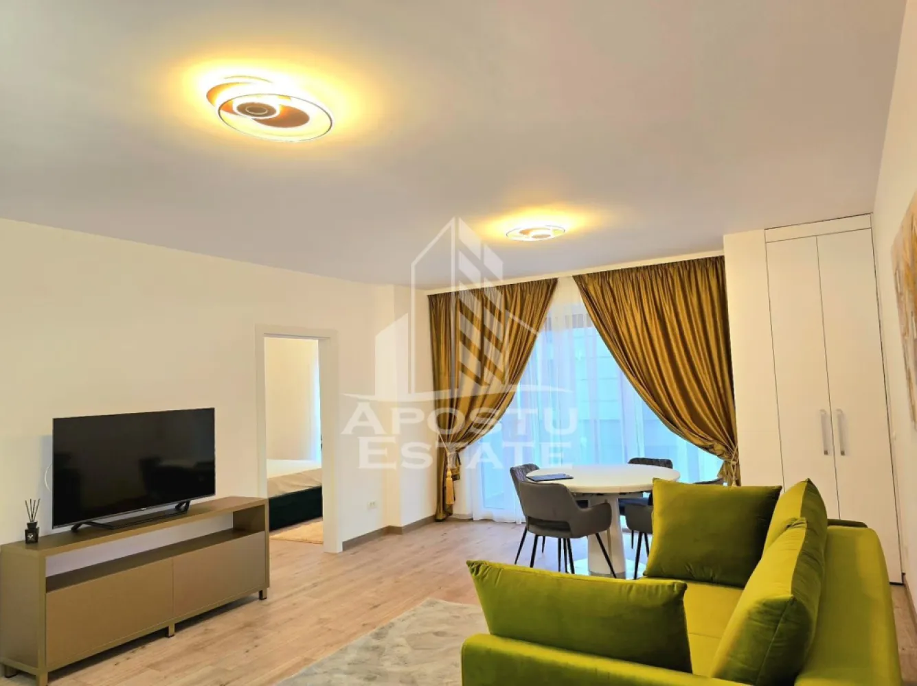 Apartament premium de inchiriat Adora Park - Apostu Estate va ofera spre inchiriere un apartament premium in cel mai nou complex rezidential din Arad - Adora Park. 
Acest apartament modern , se remarca prin finisaje premium si dotari de ultima generatie , oferind confort si eleganta intr-un spatiu bine compartimentat. 
Cu o suprafata utila de 55 mp , apartamentul este semidecomandat , fiind compus dintr-un living open-space spatios , mobilat cu o canapea eleganta , o bucatarie complect echipata ( frigider , plita , cuptor electric , hota , masina de spalat vase , cuptor cu microunde) , un dormitor generos , dotat cu TV , precum si o baie moderna , amenajata cu finisaje de calitate superioara. 
Confortul este asigurat de incalzire in pardoseala si sistemul de aer conditionat iar luminile ambientale creeaza o atmosfera primitoare. 
Apartamentul dispune de un balcon privat, ideal pentru momente de relaxare . 
Parcarea este disponibila , iar accesul in complex este facil si sigur. 
Adora Park este unul dintre cele mai exclusiviste complexe rezidentiale din Arad, oferind un mediu sigur , linistit si elegant. 
Locatia permite acces rapid la magazine , supermarketuri , centre comerciale, restaurante, cafenele si mijloace de transport., fiind ideal pentru cei care isi doresc un stil de viata modern. 
Nu se accepta animale de companie . 
Pentru mai multe detalii si programarea unei vizionari nu ezitati sa ne contactati ! 
ID : CP2374509