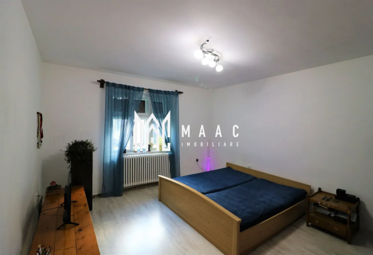 Casa 4 camere | Curte proprie | Pivnita | Zona Turnisor - MAAC Imobiliare va propune spre vanzare casa complet decomandata, in zona Turnisor. Casa este formata din doua corpuri cu suprafata de 120 MPU si o curte libera de aproximativ 160 MPU si este compartimentata astfel: Primul corp: Parter inalt: 3 camere generoase, hol, baie, camara, pod peste toata suprafata, pivnita generoasa de 28 mp cu doua incaperi. Al doilea corp: Este format dintr-o bucatarie, camera, pod peste toata suprafata. Casa este intr-o stare foarte buna, complet renovata, structura solida, cu ziduri groase din caramida, mobila este in stare foarte buna, intretinuta, incalzirea se face cu centrala termica pe gaz. Curte este generoasa cu 3 locuri pentru masini si un spatiu amenajat cu filigorie si loc de barbeque cu o mica piscina pentru relaxare. Pentru mai multe informatii si vizionari precizati telefonic ca ati vazut anuntul cu ID: CP1697008 }}