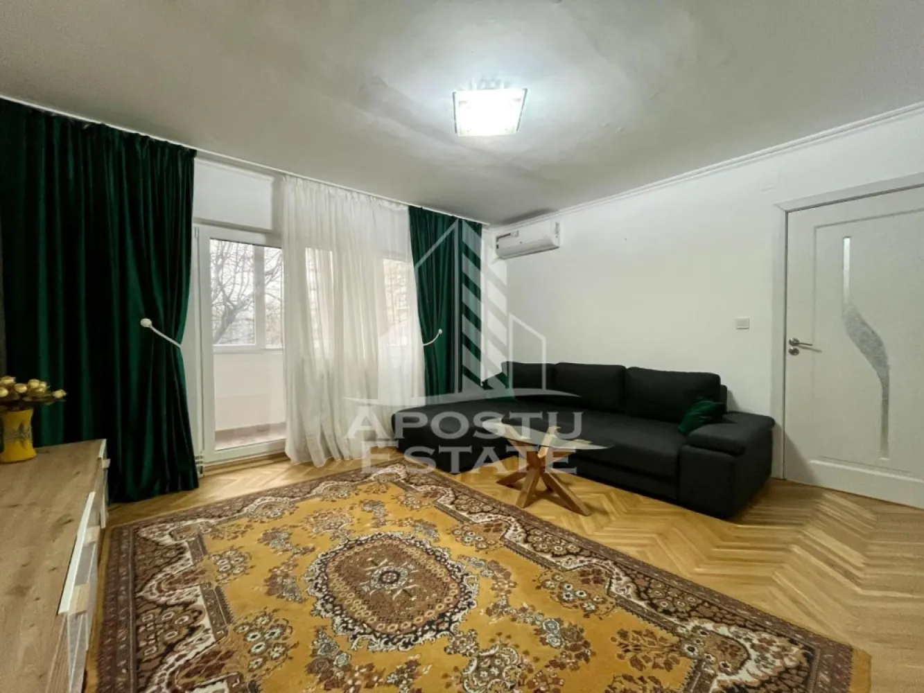 Apartament 3 camere de inchiriat, zona Complex studentesc, Timisoara - APOSTU ESTATE va propune spre inchiriere un apartament complet renovat cu 3 camere, decomandat, situat la etajul 1/4 in zona Complexul Studentesc.

Cu o suprafata utila de 68mp, si 2 balcoane se imparte in mod inteligent, oferind urmatoarele spatii:

- Hol de acces 
- Bucatarie complet echipata si mobilata cu mobila noua, frigider, aragaz si loc de luat masa.
- Sufragerie spatiosa si luminoasa cu canapea, mobila de sufragerie si iesire spre balcon
- 2 dormitoare 
- Centrala proprie
- Hol de trecere cu dressing
-Baie dotata cu cada
-Baie de serviciu 

Confortul termic este asigurat prin intermediul centralei proprii.
Apartamentul este complet mobilat si utilat, recent renovat si pregatit pentru a deveni caminul dvs.

Disponibilitate imediata.

Pret: 700€
Va asteptam cu drag sa-l vizionati si sa va convingeti de frumusetea si confortul acestuia!
Id intern:CP2374246