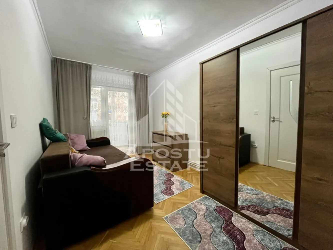 Apartament 3 camere de inchiriat, zona Complex studentesc, Timisoara - APOSTU ESTATE va propune spre inchiriere un apartament complet renovat cu 3 camere, decomandat, situat la etajul 1/4 in zona Complexul Studentesc.

Cu o suprafata utila de 68mp, si 2 balcoane se imparte in mod inteligent, oferind urmatoarele spatii:

- Hol de acces 
- Bucatarie complet echipata si mobilata cu mobila noua, frigider, aragaz si loc de luat masa.
- Sufragerie spatiosa si luminoasa cu canapea, mobila de sufragerie si iesire spre balcon
- 2 dormitoare 
- Centrala proprie
- Hol de trecere cu dressing
-Baie dotata cu cada
-Baie de serviciu 

Confortul termic este asigurat prin intermediul centralei proprii.
Apartamentul este complet mobilat si utilat, recent renovat si pregatit pentru a deveni caminul dvs.

Disponibilitate imediata.

Pret: 700€
Va asteptam cu drag sa-l vizionati si sa va convingeti de frumusetea si confortul acestuia!
Id intern:CP2374246