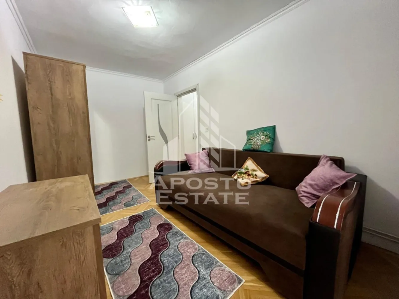 Apartament 3 camere de inchiriat, zona Complex studentesc, Timisoara - APOSTU ESTATE va propune spre inchiriere un apartament complet renovat cu 3 camere, decomandat, situat la etajul 1/4 in zona Complexul Studentesc.

Cu o suprafata utila de 68mp, si 2 balcoane se imparte in mod inteligent, oferind urmatoarele spatii:

- Hol de acces 
- Bucatarie complet echipata si mobilata cu mobila noua, frigider, aragaz si loc de luat masa.
- Sufragerie spatiosa si luminoasa cu canapea, mobila de sufragerie si iesire spre balcon
- 2 dormitoare 
- Centrala proprie
- Hol de trecere cu dressing
-Baie dotata cu cada
-Baie de serviciu 

Confortul termic este asigurat prin intermediul centralei proprii.
Apartamentul este complet mobilat si utilat, recent renovat si pregatit pentru a deveni caminul dvs.

Disponibilitate imediata.

Pret: 700€
Va asteptam cu drag sa-l vizionati si sa va convingeti de frumusetea si confortul acestuia!
Id intern:CP2374246