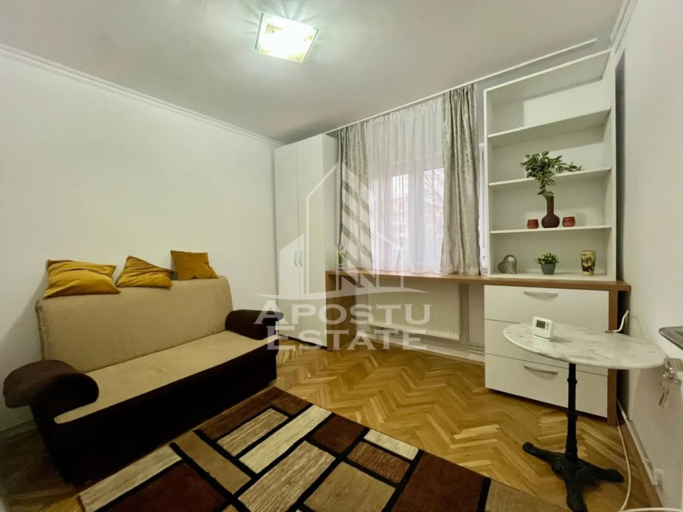 Apartament 3 camere de inchiriat, zona Complex studentesc, Timisoara - APOSTU ESTATE va propune spre inchiriere un apartament complet renovat cu 3 camere, decomandat, situat la etajul 1/4 in zona Complexul Studentesc.

Cu o suprafata utila de 68mp, si 2 balcoane se imparte in mod inteligent, oferind urmatoarele spatii:

- Hol de acces 
- Bucatarie complet echipata si mobilata cu mobila noua, frigider, aragaz si loc de luat masa.
- Sufragerie spatiosa si luminoasa cu canapea, mobila de sufragerie si iesire spre balcon
- 2 dormitoare 
- Centrala proprie
- Hol de trecere cu dressing
-Baie dotata cu cada
-Baie de serviciu 

Confortul termic este asigurat prin intermediul centralei proprii.
Apartamentul este complet mobilat si utilat, recent renovat si pregatit pentru a deveni caminul dvs.

Disponibilitate imediata.

Pret: 700€
Va asteptam cu drag sa-l vizionati si sa va convingeti de frumusetea si confortul acestuia!
Id intern:CP2374246