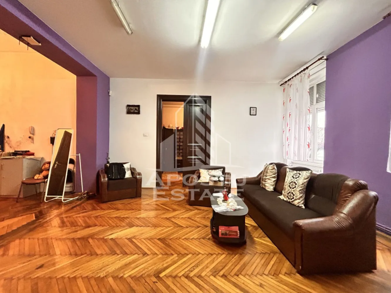 Apartament spațios 4 camere, 2 băi, parteer inalt în Piata Maria - Apartament elegant și spațios în inima Timișoarei Piata Maria 
Dacă îți dorești un apartament deosebit, situat într-o zonă cu farmec istoric, aproape de centrul Timișoarei și într-o comunitate prietenoasă, această proprietate este alegerea ideală.
Localizare premium
Apartamentul se află în cartierul Piața Maria , la doar câteva minute de Piața Victoriei. Accesul la transportul public este excelent, cu o stație de tramvai la doar 30 de metri, oferind conexiuni rapide către orice zonă a orașului. În apropiere se găsesc instituții de învățământ de prestigiu, precum Școala Generală nr. 22, Liceul Economic și Colegiul Bănățean.
Zona oferă multiple opțiuni pentru petrecerea timpului liber, cu restaurante și cafenele cunoscute, cum ar fi Casa del Sole, Home Made și La Bunica. De asemenea, parcurile Doja, Doina și Alpinet sunt la câțiva pași, oferind spații verzi pentru relaxare. Toate facilitățile necesare – magazine, bănci, farmacii, spitale și cabinete medicale – sunt la îndemână.
Caracteristici ale apartamentului
Apartamentul are o suprafață utilă de 120 mp și o compartimentare inteligentă, ideală atât pentru locuință, cât și pentru birou sau spațiu comercial.
4 camere spațioase și luminoase, cu ferestre mari orientate spre strada principală
Bucătărie mare, separată
2 băi (una principală și una de serviciu)
2 holuri generoase, care oferă un plus de spațiu și confort
Tavanele înalte de 3,2 metri oferă o senzație de spațiu aerisit, iar elementele arhitecturale originale, precum coloanele grecești și vitraliile, conferă un aer elegant și sofisticat. Pereții din cărămidă, cu o grosime de 80 cm, asigură o izolație termică și fonică excelentă.
Apartamentul beneficiază de acces la o curte comună generoasă, înscrisă în CF cu 90 mp, perfectă pentru relaxare sau activități în aer liber. De asemenea, dispune de o boxă mare la subsol, situată exact sub bucătărie, ideală pentru depozitare sau amenajare suplimentară.
A fost renovat complet acum 10 ani, folosindu-se materiale de calitate, iar toate instalațiile electrice și sanitare au fost înlocuite integral. Parchetul original din lemn masiv a fost recondiționat și se află într-o stare impecabilă. Ferestrele din lemn cu geam termopan păstrează farmecul arhitectural inițial, oferind în același timp confort modern. În băi și bucătărie s-au folosit gresie și faianță de calitate. Singura intervenție necesară este aplicarea unui strat nou de vopsea pentru reîmprospătare.
Avantaje competitive
Datorită poziției și compartimentării, apartamentul este ideal atât pentru rezidență, cât și pentru investiție, fiind ușor adaptabil pentru birouri, cabinete sau alte activități comerciale. Clădirea este locuită de o comunitate stabilă, cu doar șapte familii, iar cheltuielile de întreținere sunt reduse. Un avantaj important este locul de parcare situat chiar în fața apartamentului, sub geamurile locuinței.
Pentru mai multe detalii sau pentru programarea unei vizionări, nu ezitațati sa ne contactactati.