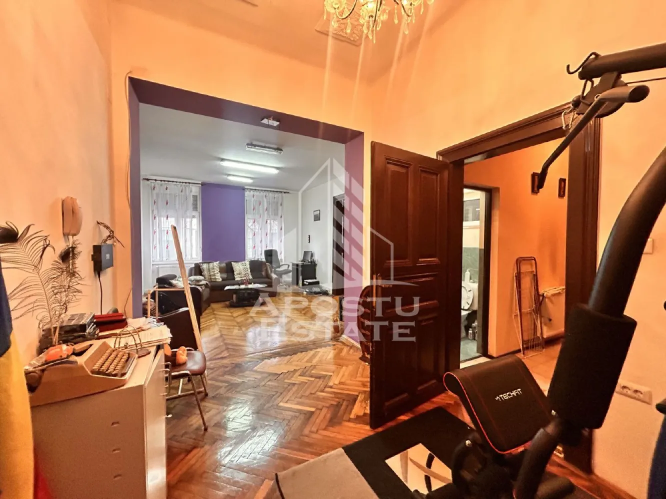 Apartament spațios 4 camere, 2 băi, parteer inalt în Piata Maria - Apartament elegant și spațios în inima Timișoarei Piata Maria 
Dacă îți dorești un apartament deosebit, situat într-o zonă cu farmec istoric, aproape de centrul Timișoarei și într-o comunitate prietenoasă, această proprietate este alegerea ideală.
Localizare premium
Apartamentul se află în cartierul Piața Maria , la doar câteva minute de Piața Victoriei. Accesul la transportul public este excelent, cu o stație de tramvai la doar 30 de metri, oferind conexiuni rapide către orice zonă a orașului. În apropiere se găsesc instituții de învățământ de prestigiu, precum Școala Generală nr. 22, Liceul Economic și Colegiul Bănățean.
Zona oferă multiple opțiuni pentru petrecerea timpului liber, cu restaurante și cafenele cunoscute, cum ar fi Casa del Sole, Home Made și La Bunica. De asemenea, parcurile Doja, Doina și Alpinet sunt la câțiva pași, oferind spații verzi pentru relaxare. Toate facilitățile necesare – magazine, bănci, farmacii, spitale și cabinete medicale – sunt la îndemână.
Caracteristici ale apartamentului
Apartamentul are o suprafață utilă de 120 mp și o compartimentare inteligentă, ideală atât pentru locuință, cât și pentru birou sau spațiu comercial.
4 camere spațioase și luminoase, cu ferestre mari orientate spre strada principală
Bucătărie mare, separată
2 băi (una principală și una de serviciu)
2 holuri generoase, care oferă un plus de spațiu și confort
Tavanele înalte de 3,2 metri oferă o senzație de spațiu aerisit, iar elementele arhitecturale originale, precum coloanele grecești și vitraliile, conferă un aer elegant și sofisticat. Pereții din cărămidă, cu o grosime de 80 cm, asigură o izolație termică și fonică excelentă.
Apartamentul beneficiază de acces la o curte comună generoasă, înscrisă în CF cu 90 mp, perfectă pentru relaxare sau activități în aer liber. De asemenea, dispune de o boxă mare la subsol, situată exact sub bucătărie, ideală pentru depozitare sau amenajare suplimentară.
A fost renovat complet acum 10 ani, folosindu-se materiale de calitate, iar toate instalațiile electrice și sanitare au fost înlocuite integral. Parchetul original din lemn masiv a fost recondiționat și se află într-o stare impecabilă. Ferestrele din lemn cu geam termopan păstrează farmecul arhitectural inițial, oferind în același timp confort modern. În băi și bucătărie s-au folosit gresie și faianță de calitate. Singura intervenție necesară este aplicarea unui strat nou de vopsea pentru reîmprospătare.
Avantaje competitive
Datorită poziției și compartimentării, apartamentul este ideal atât pentru rezidență, cât și pentru investiție, fiind ușor adaptabil pentru birouri, cabinete sau alte activități comerciale. Clădirea este locuită de o comunitate stabilă, cu doar șapte familii, iar cheltuielile de întreținere sunt reduse. Un avantaj important este locul de parcare situat chiar în fața apartamentului, sub geamurile locuinței.
Pentru mai multe detalii sau pentru programarea unei vizionări, nu ezitațati sa ne contactactati.