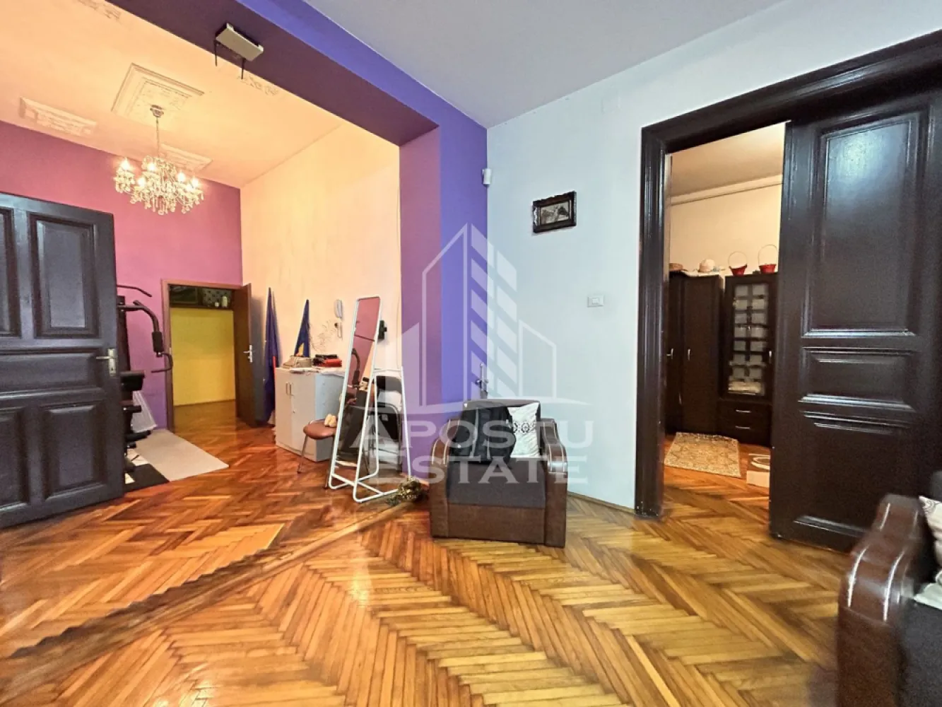 Apartament spațios 4 camere, 2 băi, parteer inalt în Piata Maria - Apartament elegant și spațios în inima Timișoarei Piata Maria 
Dacă îți dorești un apartament deosebit, situat într-o zonă cu farmec istoric, aproape de centrul Timișoarei și într-o comunitate prietenoasă, această proprietate este alegerea ideală.
Localizare premium
Apartamentul se află în cartierul Piața Maria , la doar câteva minute de Piața Victoriei. Accesul la transportul public este excelent, cu o stație de tramvai la doar 30 de metri, oferind conexiuni rapide către orice zonă a orașului. În apropiere se găsesc instituții de învățământ de prestigiu, precum Școala Generală nr. 22, Liceul Economic și Colegiul Bănățean.
Zona oferă multiple opțiuni pentru petrecerea timpului liber, cu restaurante și cafenele cunoscute, cum ar fi Casa del Sole, Home Made și La Bunica. De asemenea, parcurile Doja, Doina și Alpinet sunt la câțiva pași, oferind spații verzi pentru relaxare. Toate facilitățile necesare – magazine, bănci, farmacii, spitale și cabinete medicale – sunt la îndemână.
Caracteristici ale apartamentului
Apartamentul are o suprafață utilă de 120 mp și o compartimentare inteligentă, ideală atât pentru locuință, cât și pentru birou sau spațiu comercial.
4 camere spațioase și luminoase, cu ferestre mari orientate spre strada principală
Bucătărie mare, separată
2 băi (una principală și una de serviciu)
2 holuri generoase, care oferă un plus de spațiu și confort
Tavanele înalte de 3,2 metri oferă o senzație de spațiu aerisit, iar elementele arhitecturale originale, precum coloanele grecești și vitraliile, conferă un aer elegant și sofisticat. Pereții din cărămidă, cu o grosime de 80 cm, asigură o izolație termică și fonică excelentă.
Apartamentul beneficiază de acces la o curte comună generoasă, înscrisă în CF cu 90 mp, perfectă pentru relaxare sau activități în aer liber. De asemenea, dispune de o boxă mare la subsol, situată exact sub bucătărie, ideală pentru depozitare sau amenajare suplimentară.
A fost renovat complet acum 10 ani, folosindu-se materiale de calitate, iar toate instalațiile electrice și sanitare au fost înlocuite integral. Parchetul original din lemn masiv a fost recondiționat și se află într-o stare impecabilă. Ferestrele din lemn cu geam termopan păstrează farmecul arhitectural inițial, oferind în același timp confort modern. În băi și bucătărie s-au folosit gresie și faianță de calitate. Singura intervenție necesară este aplicarea unui strat nou de vopsea pentru reîmprospătare.
Avantaje competitive
Datorită poziției și compartimentării, apartamentul este ideal atât pentru rezidență, cât și pentru investiție, fiind ușor adaptabil pentru birouri, cabinete sau alte activități comerciale. Clădirea este locuită de o comunitate stabilă, cu doar șapte familii, iar cheltuielile de întreținere sunt reduse. Un avantaj important este locul de parcare situat chiar în fața apartamentului, sub geamurile locuinței.
Pentru mai multe detalii sau pentru programarea unei vizionări, nu ezitațati sa ne contactactati.