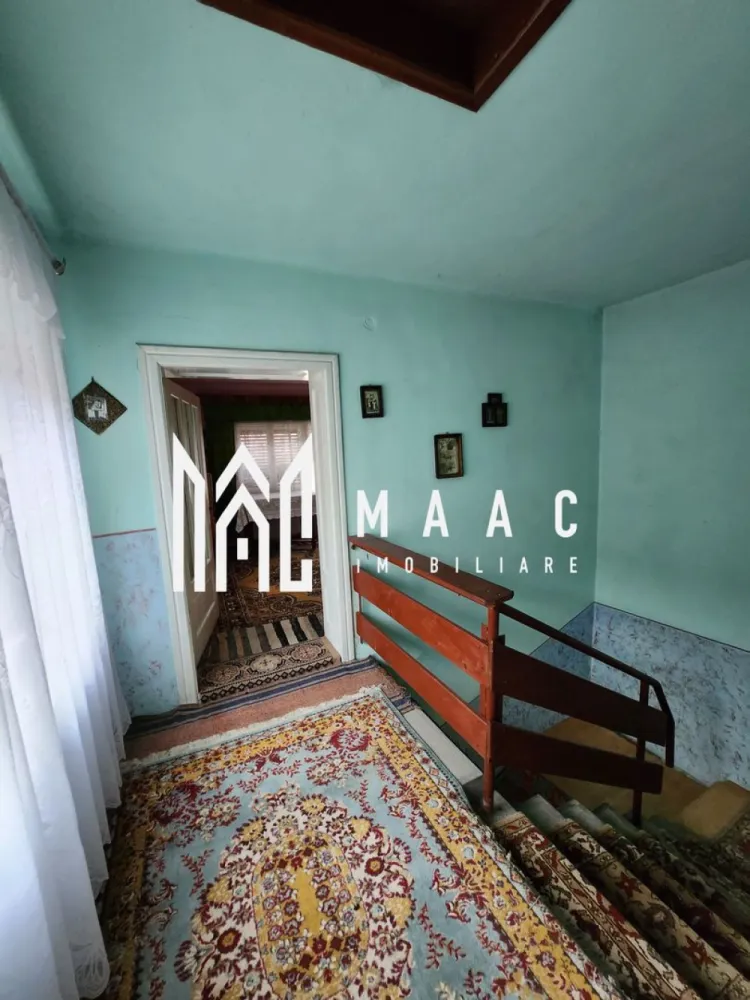 Casa individuala, 3 camere I 650 mp teren I Tilisca - MAAC Imobiliare propune spre vanzare o casa cu 3 camere situata in zona centrala a localitatii Tilisca. Locuinta, situata la strada, este structurata pe 2 niveluri. La parter - hol de acces, casa scarii, bucatarie, debara, living. La etaj - doua dormitoare, decomandate. Intre niveluri - placa de beton. Scarile sunt tot de beton. In curte - sura cu grajd, gradina - cca 300mp. Nu este baie in casa. Utilitati: curent, apa, canalizare - in casa. Incalzirea: soba cu lemne. Pentru mai multe detalii precizati telefonic ca ati vazut anuntul cu ID:CP1721965 }}