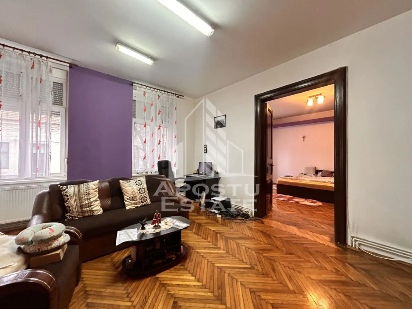 Apartament spațios 4 camere, 2 băi, parteer inalt în Piata Maria - Apartament elegant și spațios în inima Timișoarei Piata Maria 
Dacă îți dorești un apartament deosebit, situat într-o zonă cu farmec istoric, aproape de centrul Timișoarei și într-o comunitate prietenoasă, această proprietate este alegerea ideală.
Localizare premium
Apartamentul se află în cartierul Piața Maria , la doar câteva minute de Piața Victoriei. Accesul la transportul public este excelent, cu o stație de tramvai la doar 30 de metri, oferind conexiuni rapide către orice zonă a orașului. În apropiere se găsesc instituții de învățământ de prestigiu, precum Școala Generală nr. 22, Liceul Economic și Colegiul Bănățean.
Zona oferă multiple opțiuni pentru petrecerea timpului liber, cu restaurante și cafenele cunoscute, cum ar fi Casa del Sole, Home Made și La Bunica. De asemenea, parcurile Doja, Doina și Alpinet sunt la câțiva pași, oferind spații verzi pentru relaxare. Toate facilitățile necesare – magazine, bănci, farmacii, spitale și cabinete medicale – sunt la îndemână.
Caracteristici ale apartamentului
Apartamentul are o suprafață utilă de 120 mp și o compartimentare inteligentă, ideală atât pentru locuință, cât și pentru birou sau spațiu comercial.
4 camere spațioase și luminoase, cu ferestre mari orientate spre strada principală
Bucătărie mare, separată
2 băi (una principală și una de serviciu)
2 holuri generoase, care oferă un plus de spațiu și confort
Tavanele înalte de 3,2 metri oferă o senzație de spațiu aerisit, iar elementele arhitecturale originale, precum coloanele grecești și vitraliile, conferă un aer elegant și sofisticat. Pereții din cărămidă, cu o grosime de 80 cm, asigură o izolație termică și fonică excelentă.
Apartamentul beneficiază de acces la o curte comună generoasă, înscrisă în CF cu 90 mp, perfectă pentru relaxare sau activități în aer liber. De asemenea, dispune de o boxă mare la subsol, situată exact sub bucătărie, ideală pentru depozitare sau amenajare suplimentară.
A fost renovat complet acum 10 ani, folosindu-se materiale de calitate, iar toate instalațiile electrice și sanitare au fost înlocuite integral. Parchetul original din lemn masiv a fost recondiționat și se află într-o stare impecabilă. Ferestrele din lemn cu geam termopan păstrează farmecul arhitectural inițial, oferind în același timp confort modern. În băi și bucătărie s-au folosit gresie și faianță de calitate. Singura intervenție necesară este aplicarea unui strat nou de vopsea pentru reîmprospătare.
Avantaje competitive
Datorită poziției și compartimentării, apartamentul este ideal atât pentru rezidență, cât și pentru investiție, fiind ușor adaptabil pentru birouri, cabinete sau alte activități comerciale. Clădirea este locuită de o comunitate stabilă, cu doar șapte familii, iar cheltuielile de întreținere sunt reduse. Un avantaj important este locul de parcare situat chiar în fața apartamentului, sub geamurile locuinței.
Pentru mai multe detalii sau pentru programarea unei vizionări, nu ezitațati sa ne contactactati.