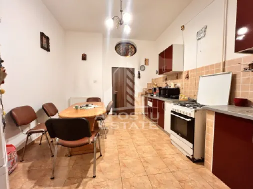 Apartament spațios 4 camere, 2 băi, parteer inalt în Piata Maria